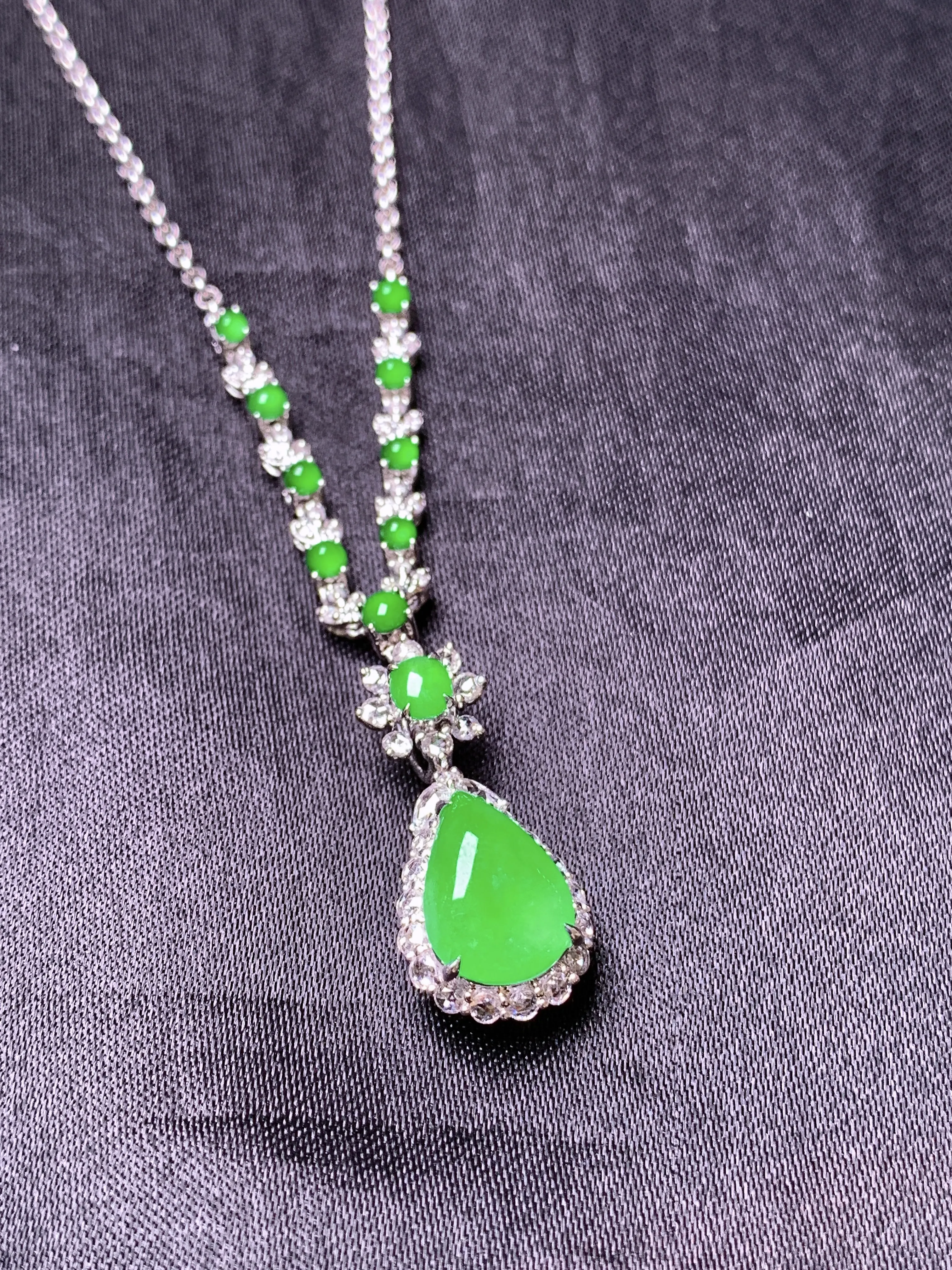 18k金钻镶嵌满绿水滴项链玉质细腻 色泽艳丽清新 整体尺寸10*7.2*3