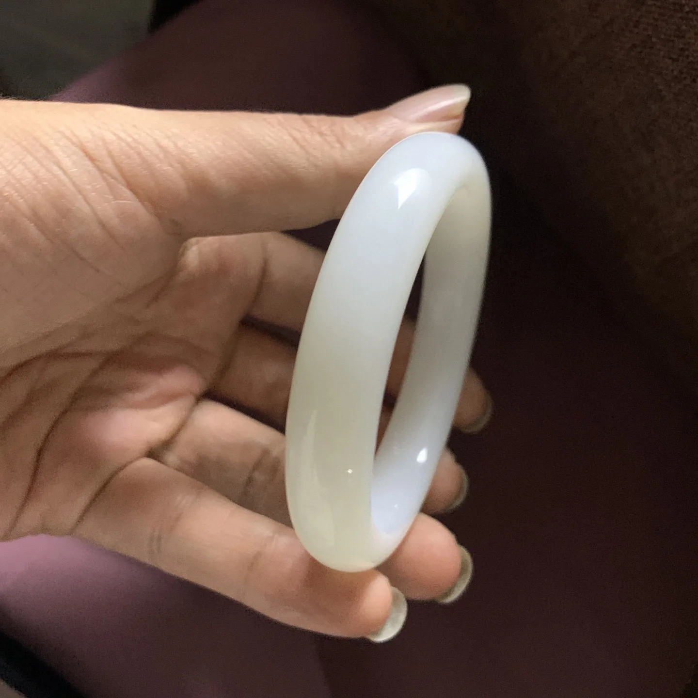 56.5圈口和田玉羊脂白宽条手镯【挽间柔情】，镯型古朴典雅。在诗情画意的雨巷相遇，你是我腕间的一抹风情，有你眸有深情.清风荡漾湖间静水，我愿俯身低眉，在烟波涟漪处寻你