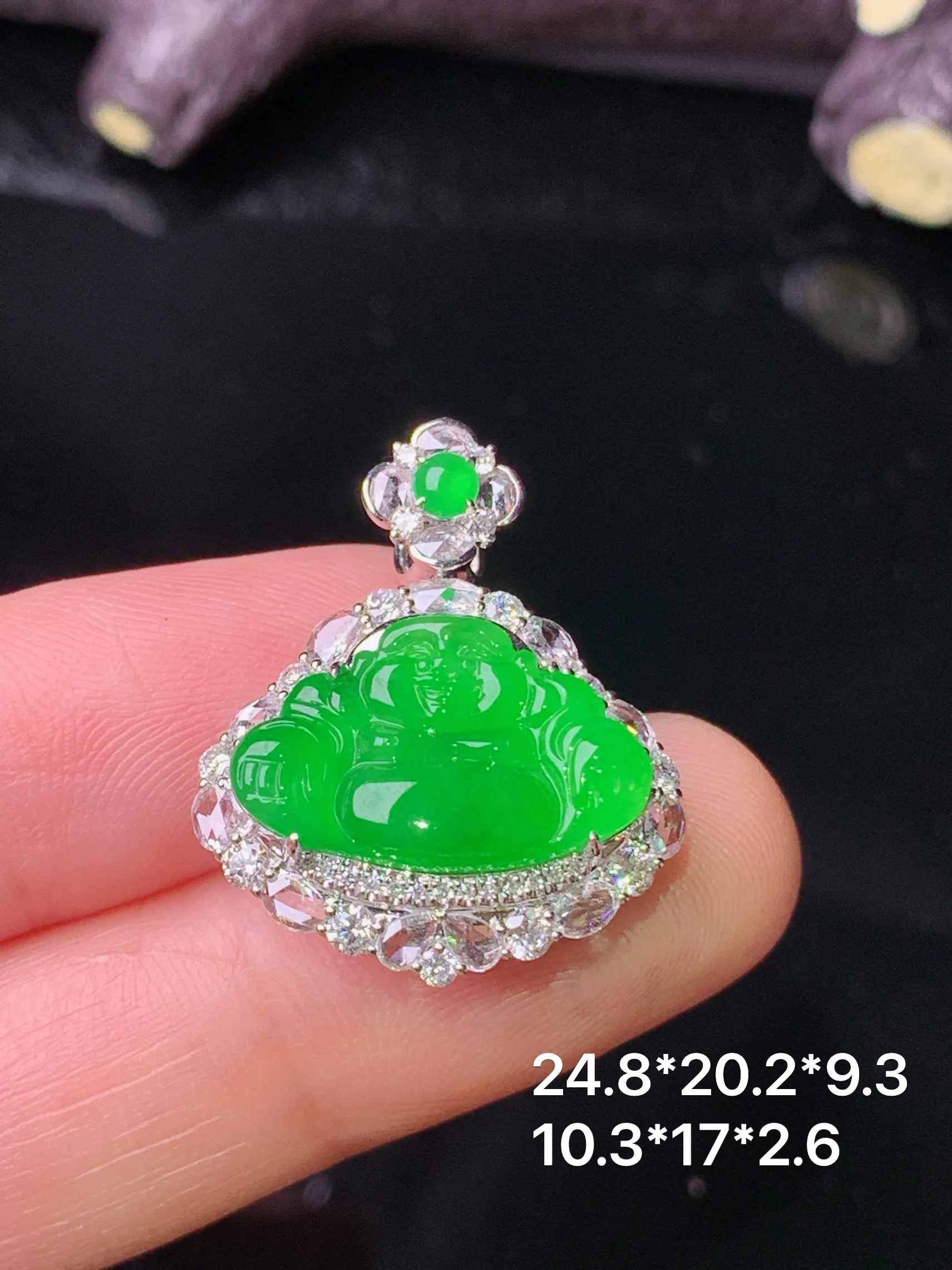 18k金钻镶嵌满绿佛公吊坠 玉质细腻 色泽艳丽清新 整体尺寸24.8*20.2*9.3