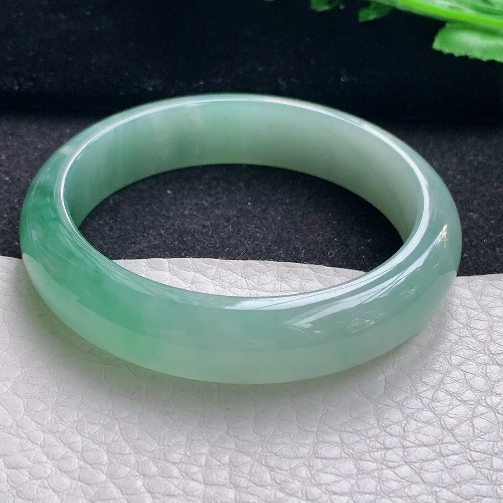 r自然光54*13*7.8平安镯 缅甸翡翠a货玉手镯冰绿宽边玉手环