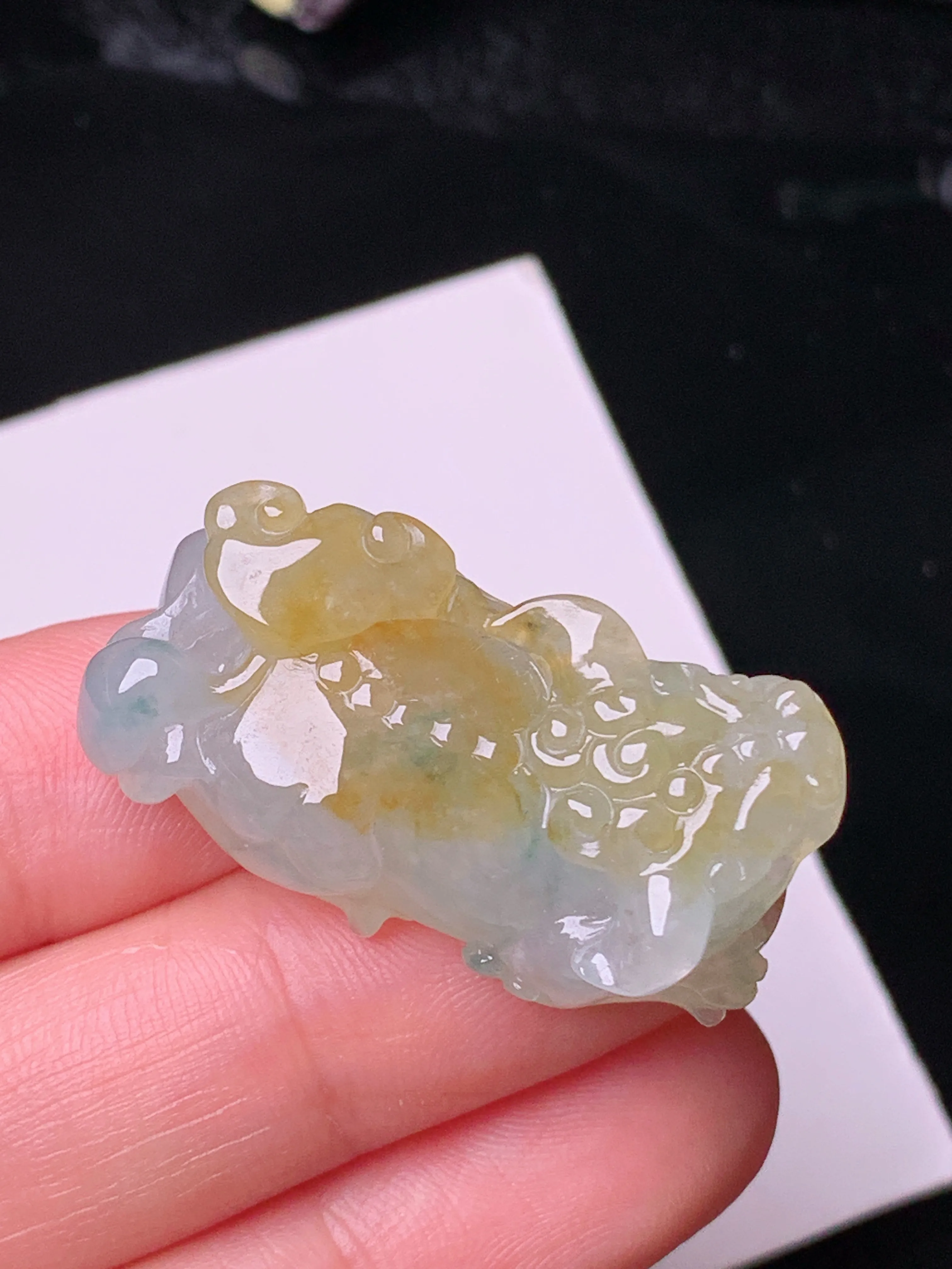 飘黄翡貔貅吊坠 玉质细腻 色泽艳丽清新 整体尺寸33*15.7*11.2