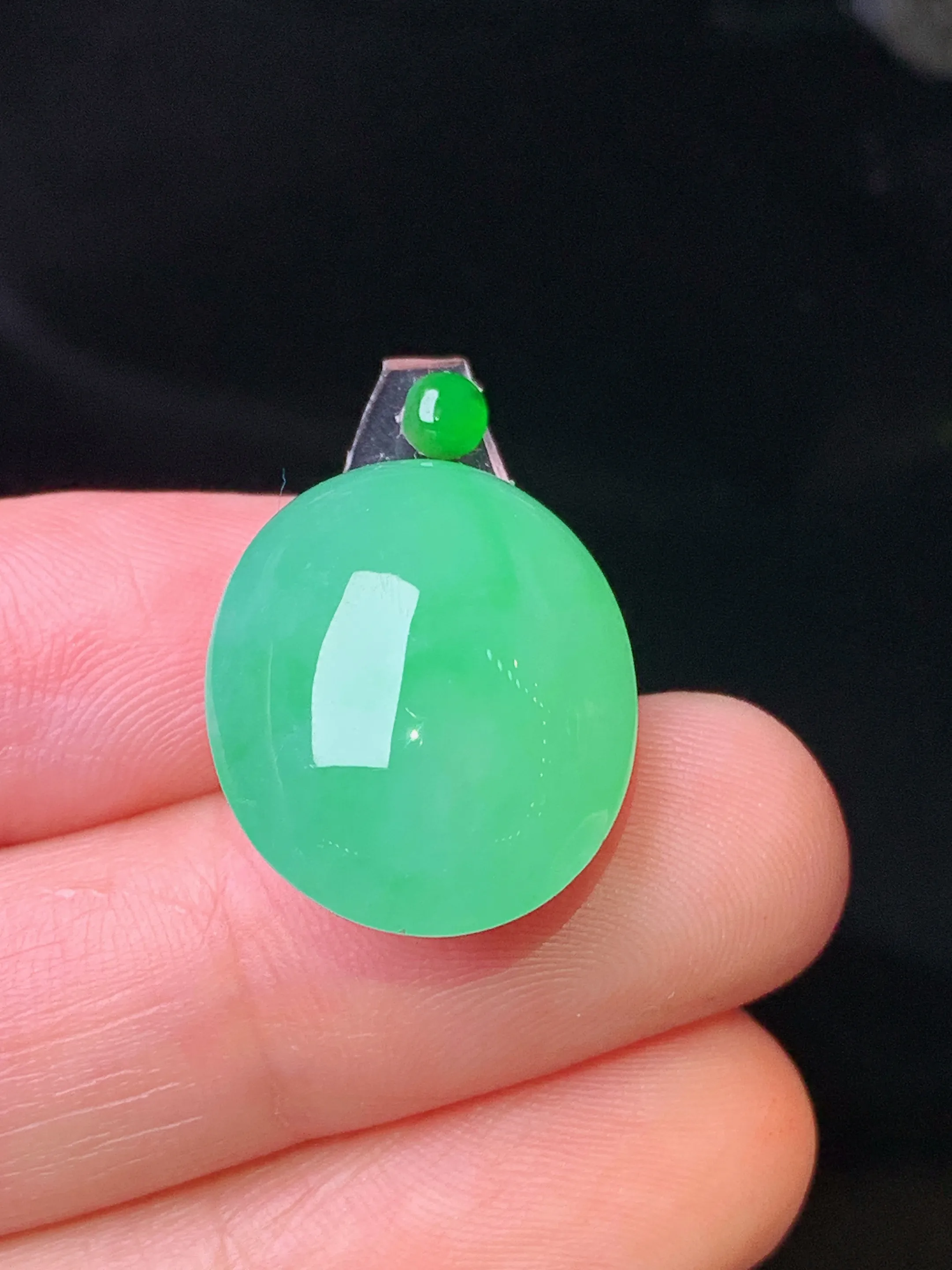 镶嵌款 翠绿蛋面吊坠 玉质细腻 色泽艳丽清新 整体尺寸19.6*16*8.5