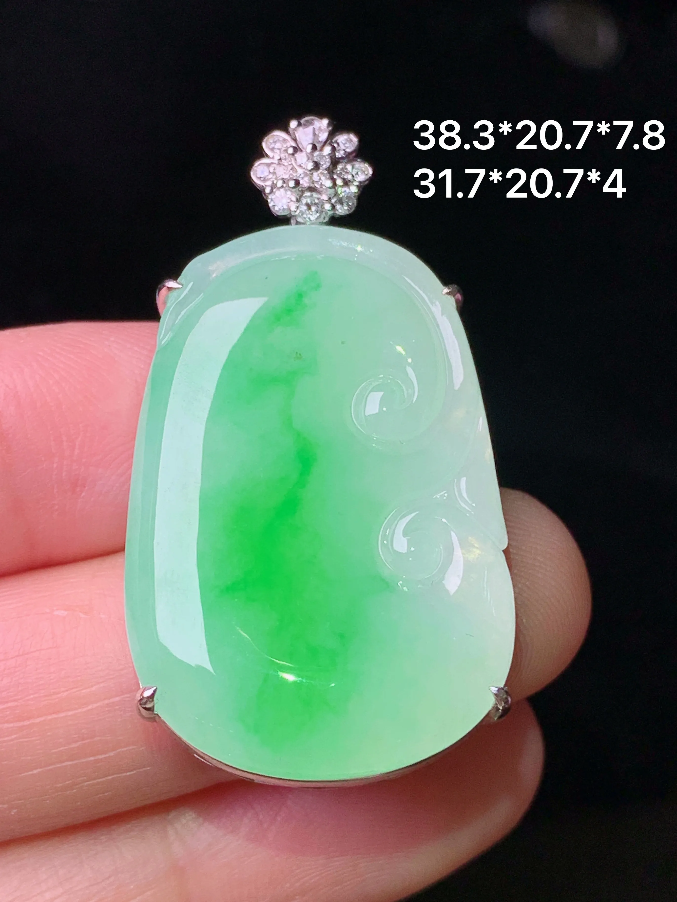 18k金钻镶嵌飘绿如意吊坠 玉质细腻 色泽艳丽清新 整体尺寸38.3*20.7*7.8