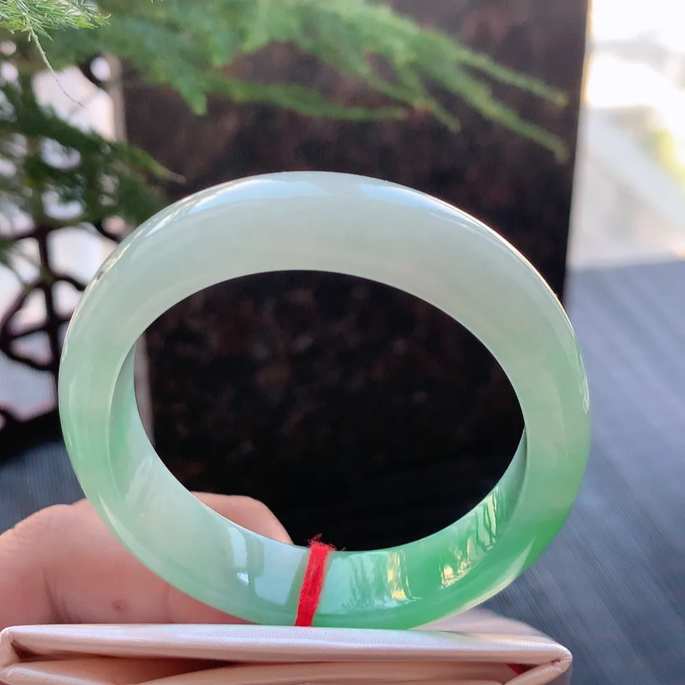 贵妃冰糯阳绿 无瑕 尺寸:55.4/12.1/7.2 色好