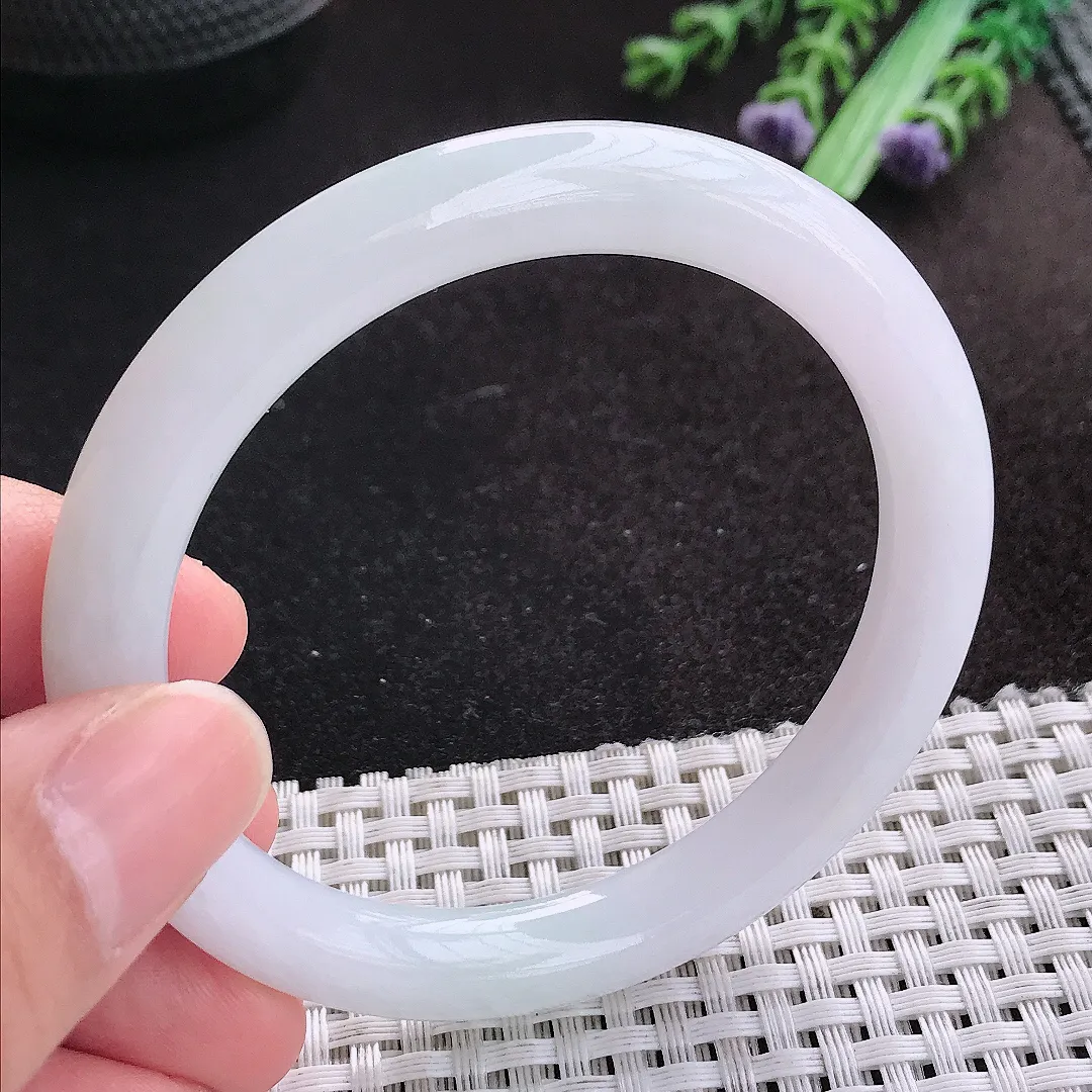 天然A货翡翠55.5/8.2/8.9老坑秀气冰润月光白圆条手镯玉手镯