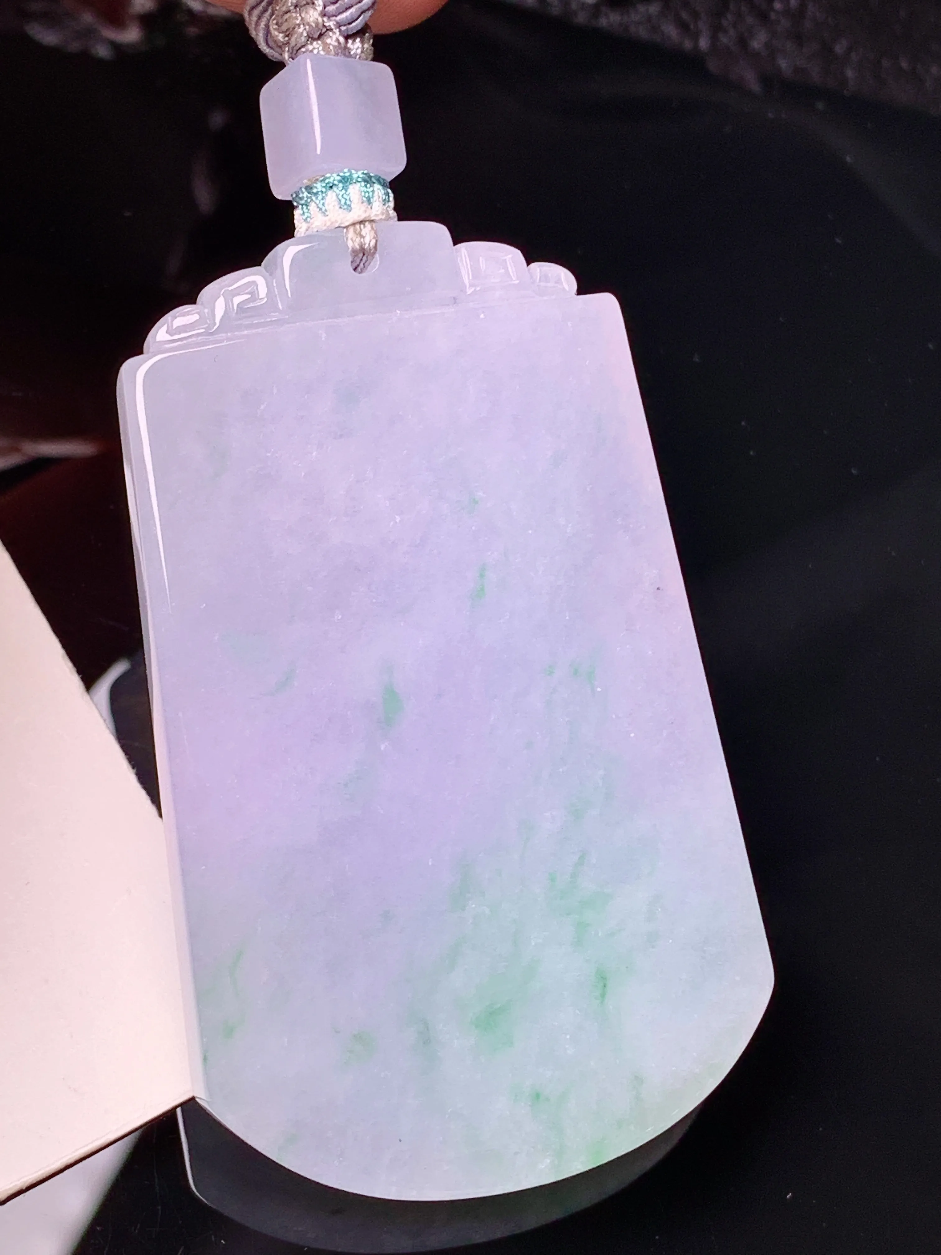 飘绿无事牌吊坠 玉质细腻 色泽艳丽清新 整体尺寸55.6*33.7*6.7