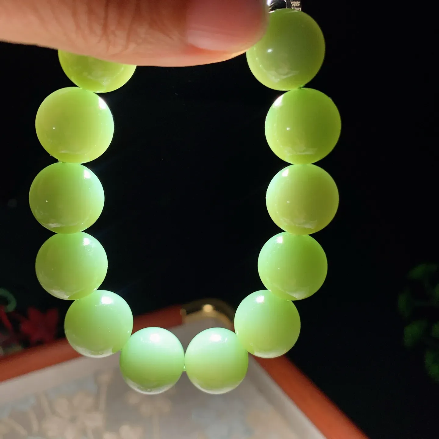 和田玉粉绿俄罗斯猫眼碧玉手串 单颗尺寸15重79克。玉质细腻油润。过灯无裂无杂无结构。手推出油。品相大气。lt251126