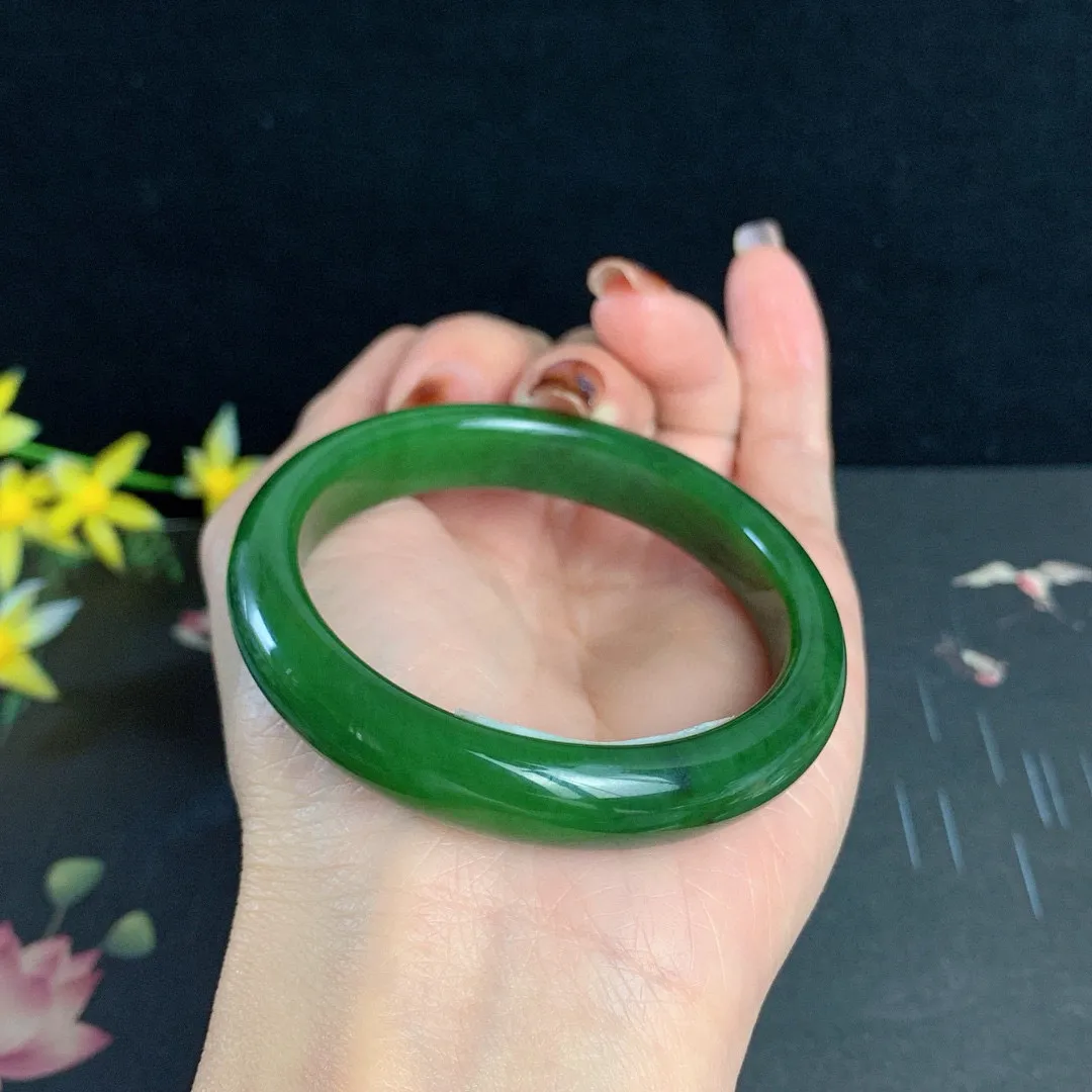 和田玉53圈口菠菜绿碧玉手镯！玉质细腻油润 底色纯净 无裂无棉 脂粉好，品质高
