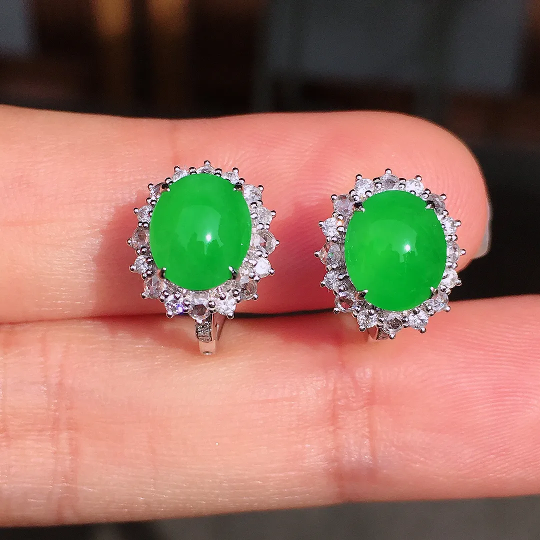 阳绿蛋面耳钉，色泽均匀艳丽，玉质细腻，荧光感超
强，饱满圆润，尽显优雅气质，18k
金豪华镶嵌