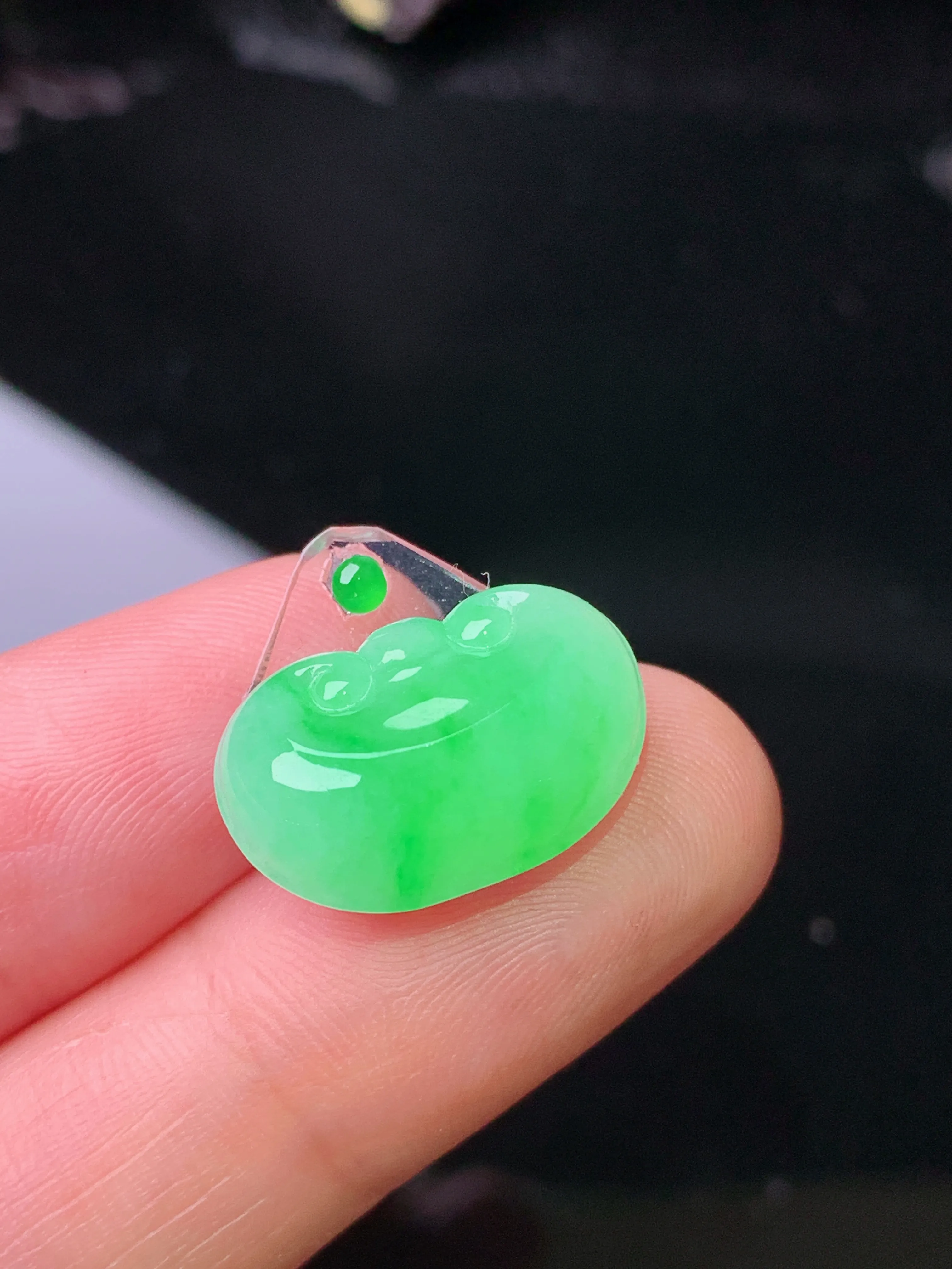 镶嵌款 翠绿如意吊坠 玉质细腻 色泽艳丽清新 整体尺寸11.2*17.5*6