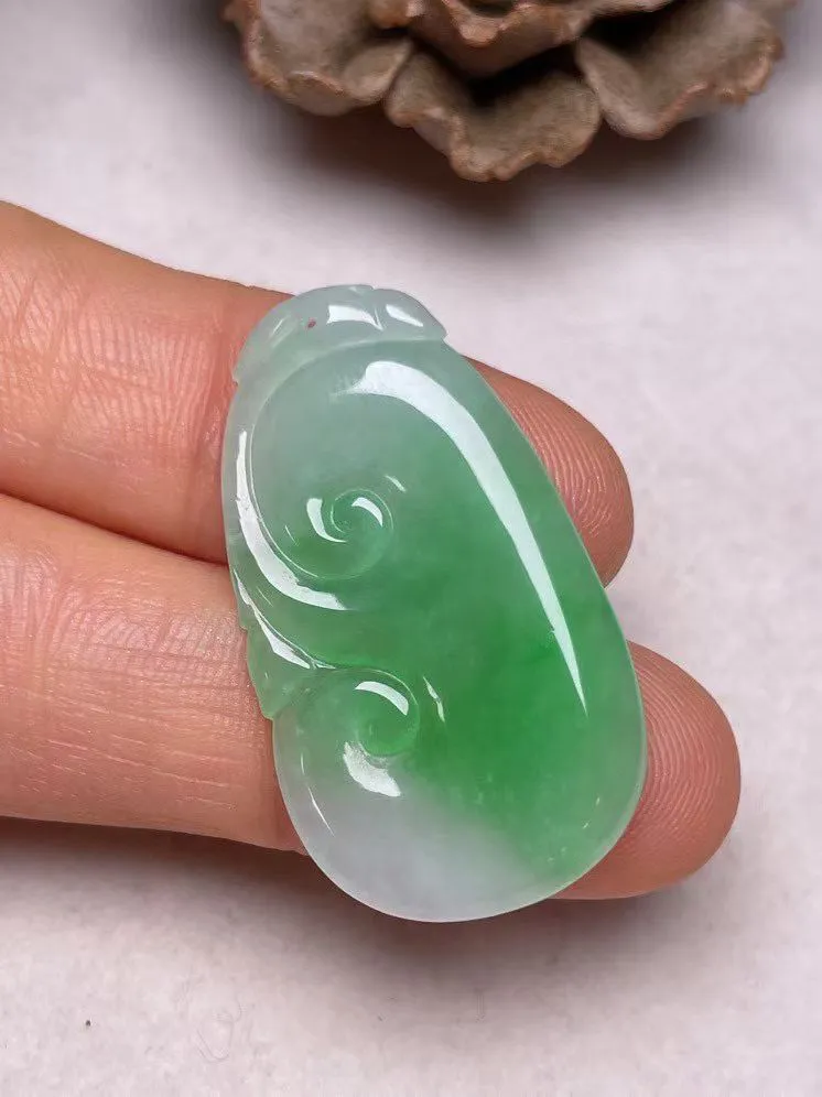 冰种飘绿【如意】吊坠，种水好，玉质细腻 ，卖相好.