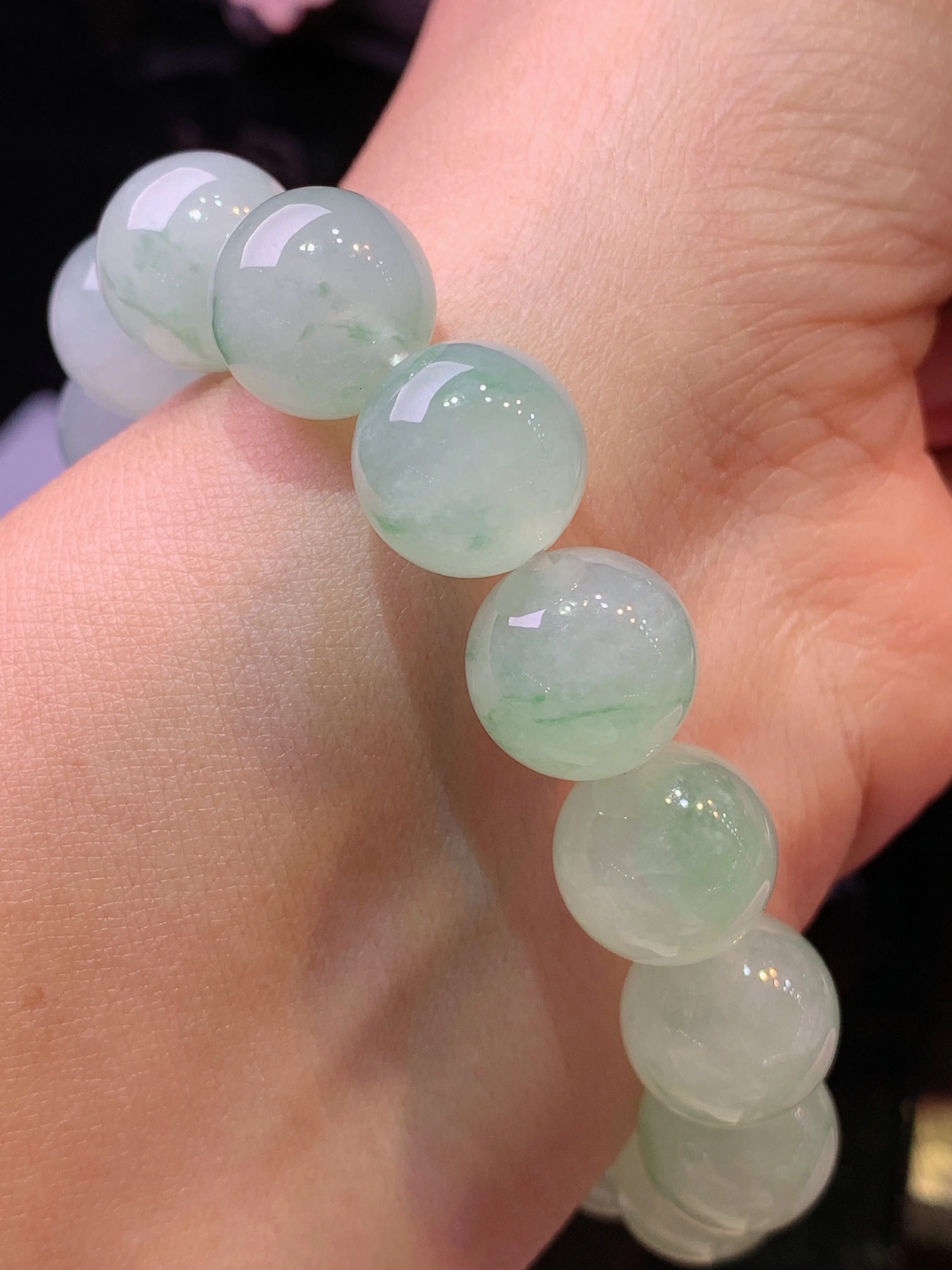 飘绿圆珠手链 玉质细腻 色泽艳丽清新 整体尺寸12.3