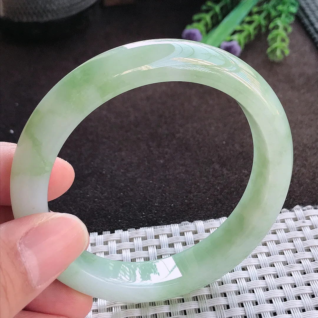 天然A货翡翠58/12.2/8.5老坑精美冰润飘绿手镯宽边玉手镯