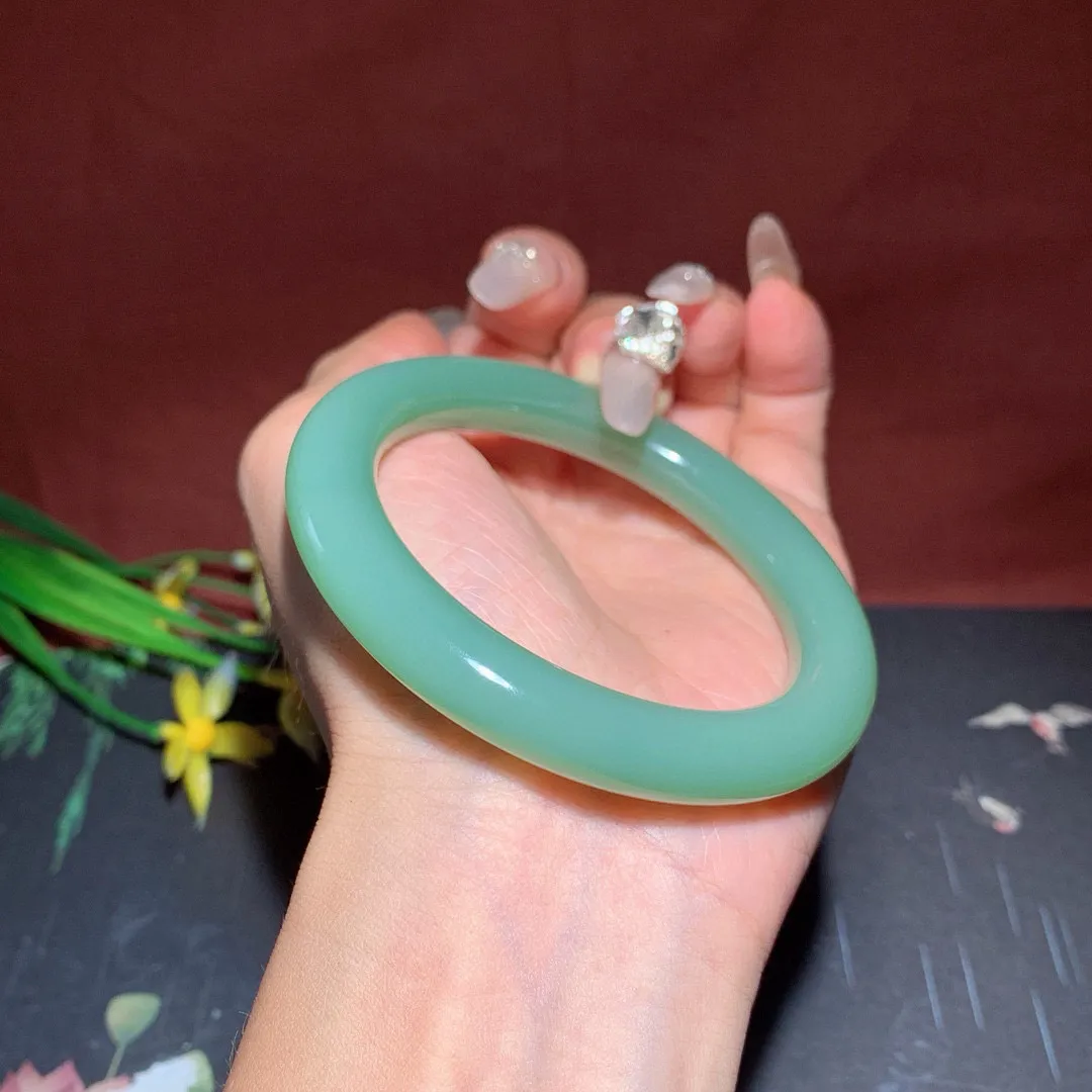 珍藏品，和田玉碧玉54.6圈口粉青色圆条手镯，玉质细腻油润 底色纯净  无裂无杂无结构 脂粉好，品质好