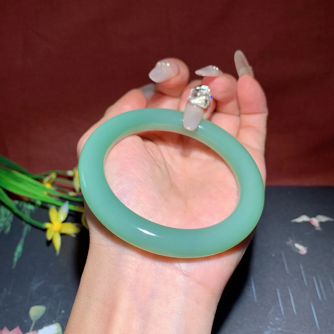 珍藏品，和田玉碧玉54.6圈口粉青色圆条手镯，玉质细腻油润 底色纯净  无裂无杂无结构 脂粉好，品质好