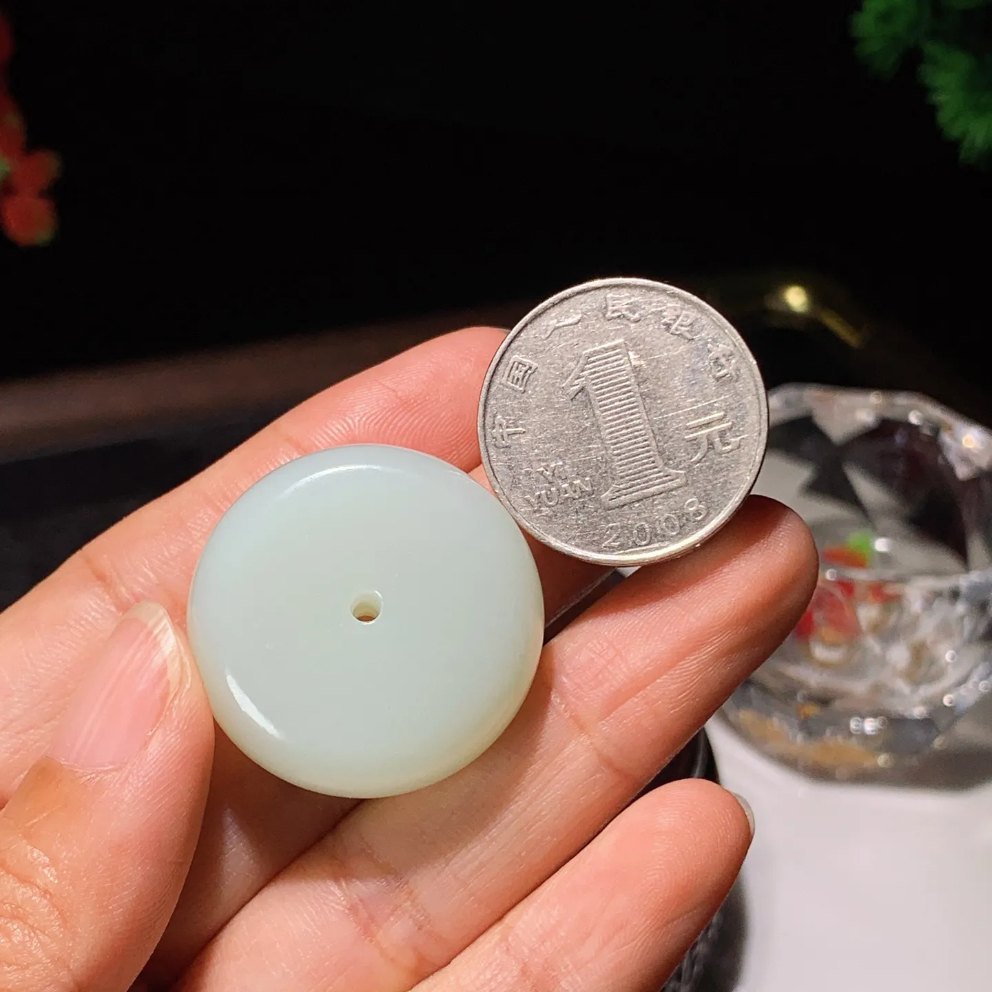 新疆和田玉白玉平安扣挂件。尺寸30/12重21.8克。玉质细腻油润。手推出油。品相大气。lt251126