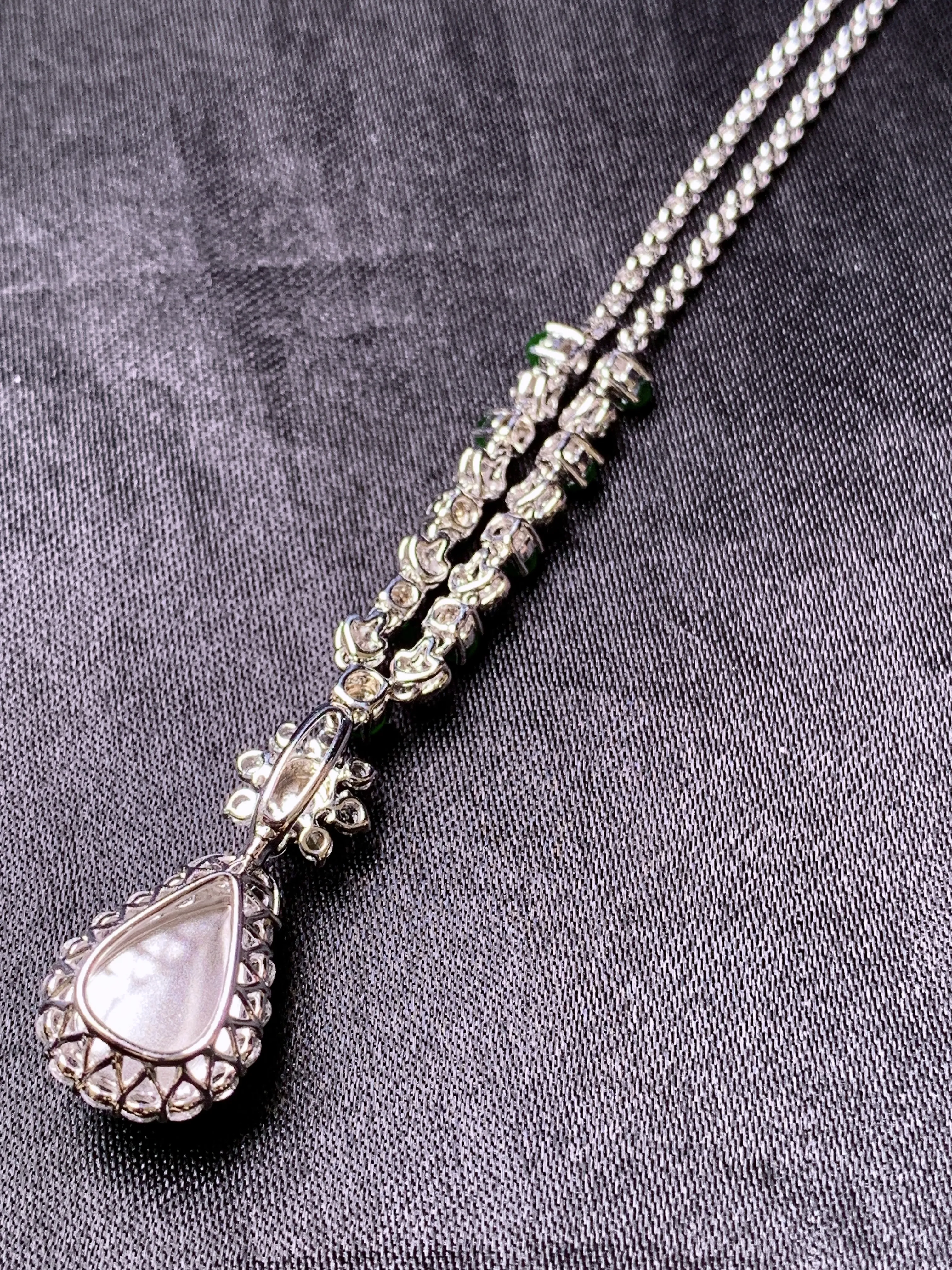 18k金钻镶嵌满绿水滴项链玉质细腻 色泽艳丽清新 整体尺寸10*7.2*3