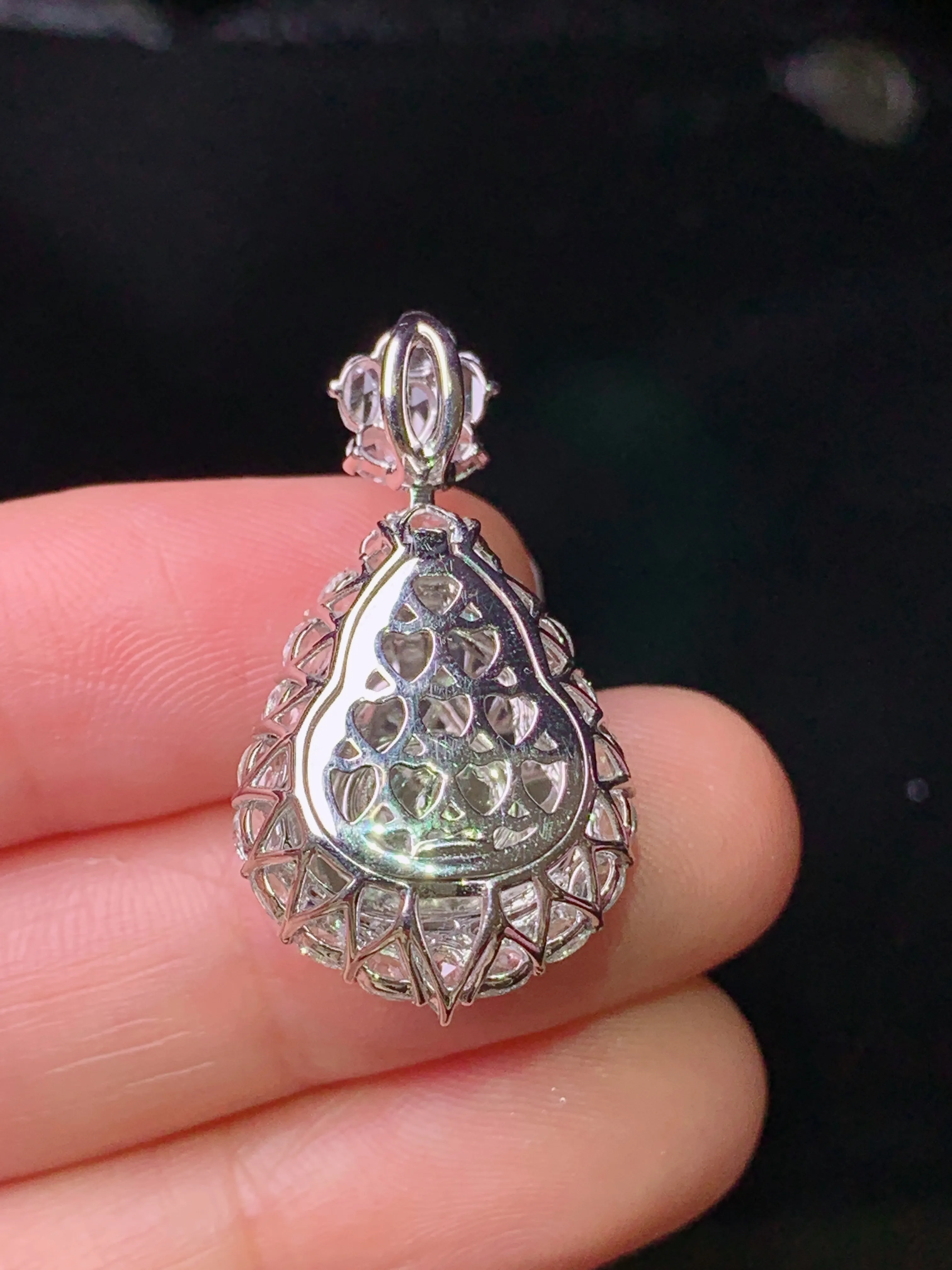 18k金钻镶嵌满绿葫芦吊坠 玉质细腻 色泽艳丽清新 整体尺寸30.2*16.2*11.7