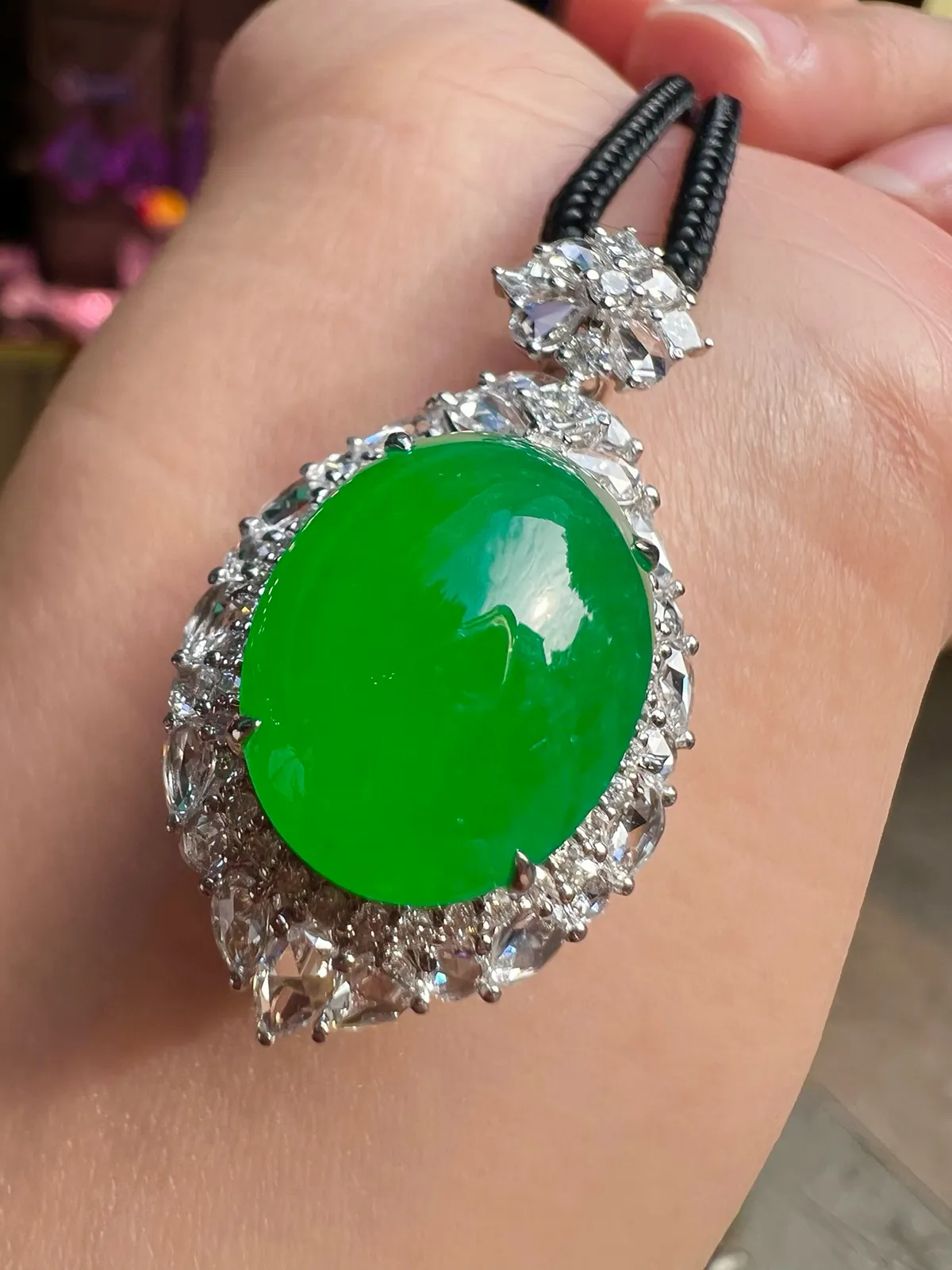 私人专拍
【满色鸽子蛋吊坠 色泽艳丽】
完美18K金奢华满钻种好细腻