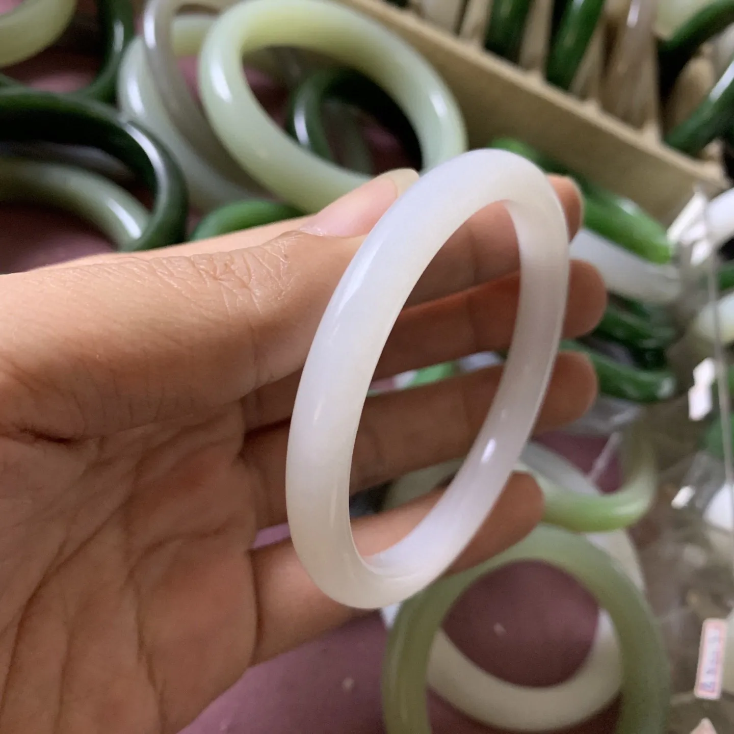 和田玉57圈口羊脂白手镯！玉质细腻油润 底色纯净 无裂无杂 脂粉好，品质好。