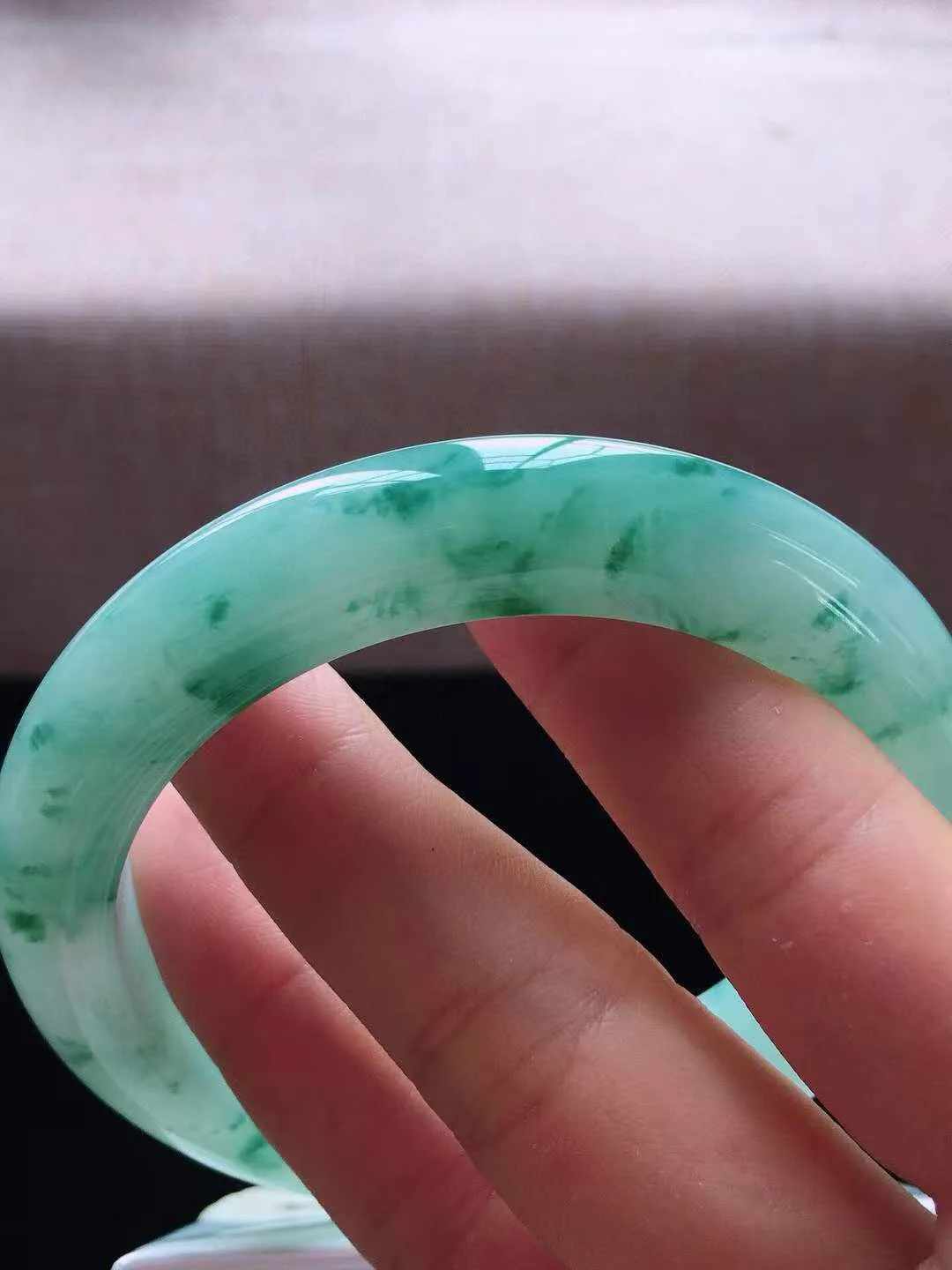 【翡翠名称】老种冰飘花60.5大圈口翡翠手镯
【翡翠尺寸】60.5*12.5*10mm适合59.5-62正圈口佩戴
【翡翠描述】缅甸天然翡翠A货，种老水足，玉质细腻，色泽靓丽，性价比高，佩戴效果好！