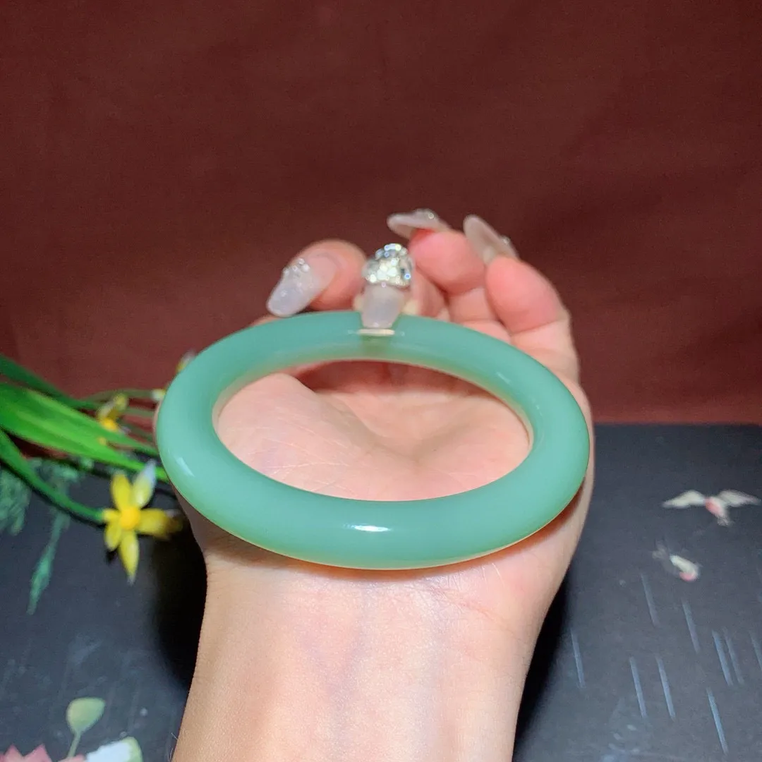 珍藏品，和田玉碧玉54.6圈口粉青色圆条手镯，玉质细腻油润 底色纯净  无裂无杂无结构 脂粉好，品质