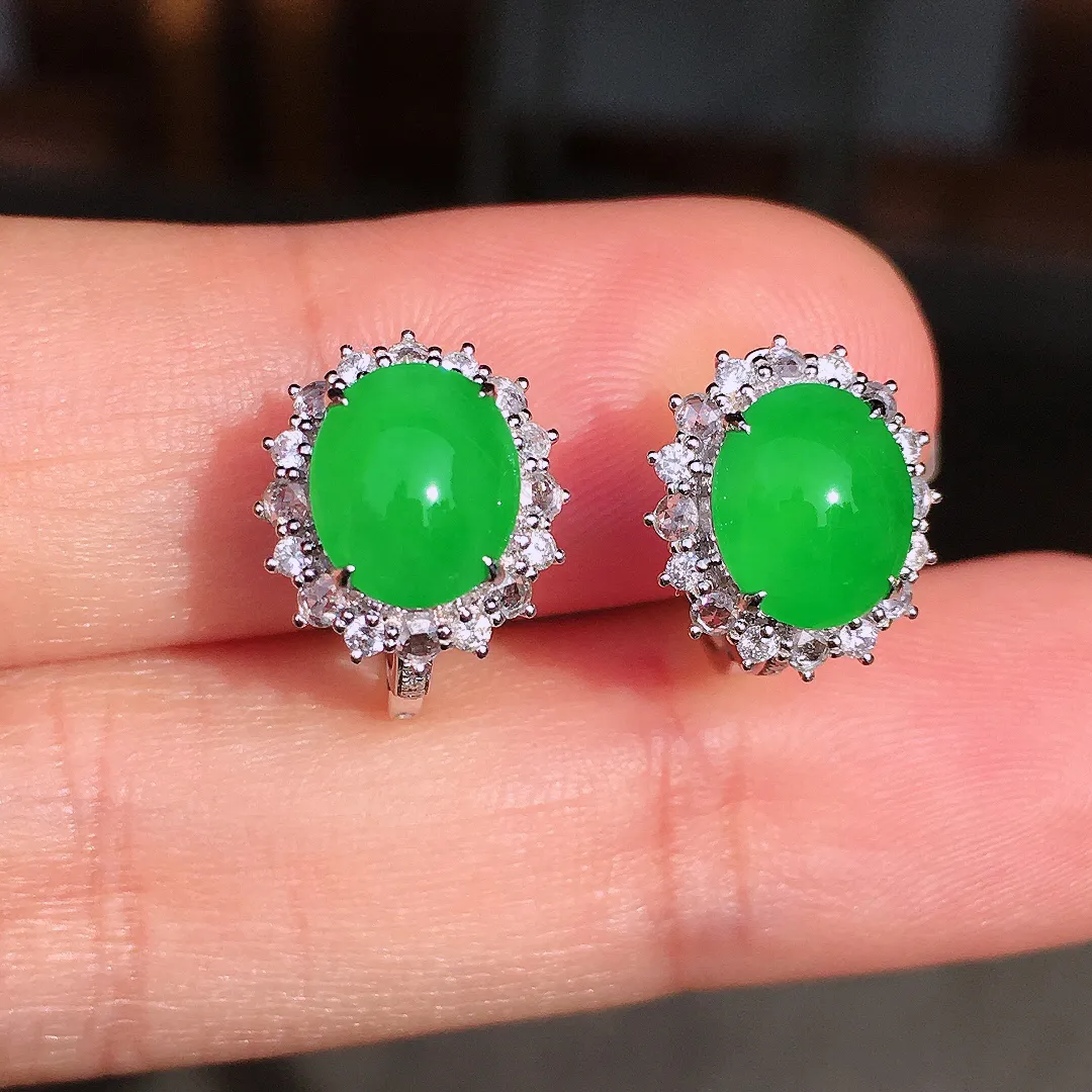 阳绿蛋面耳钉，色泽均匀艳丽，玉质细腻，荧光感超
强，饱满圆润，尽显优雅气质，18k
金豪华镶嵌