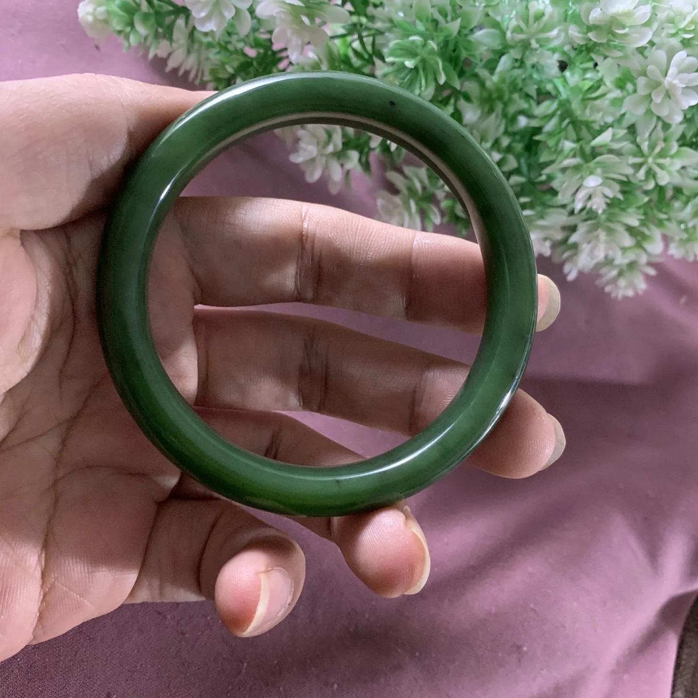 和田玉碧玉54圈口菠菜绿手镯！圈口54宽11.6重39.9克，玉质细腻油润 底色纯净 无裂无杂 脂粉好，品质好。