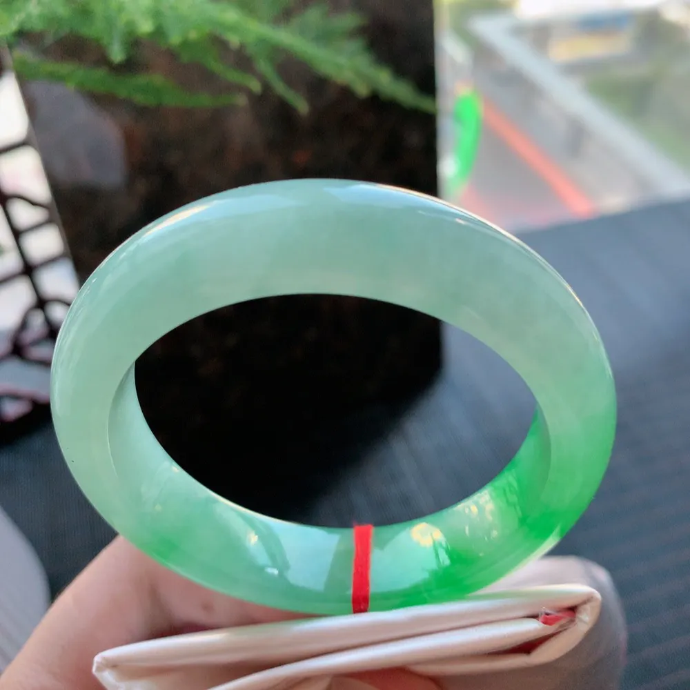 正圈高冰阳绿 无瑕 尺寸:53.8/13.6/8.9 种色俱佳 高品质