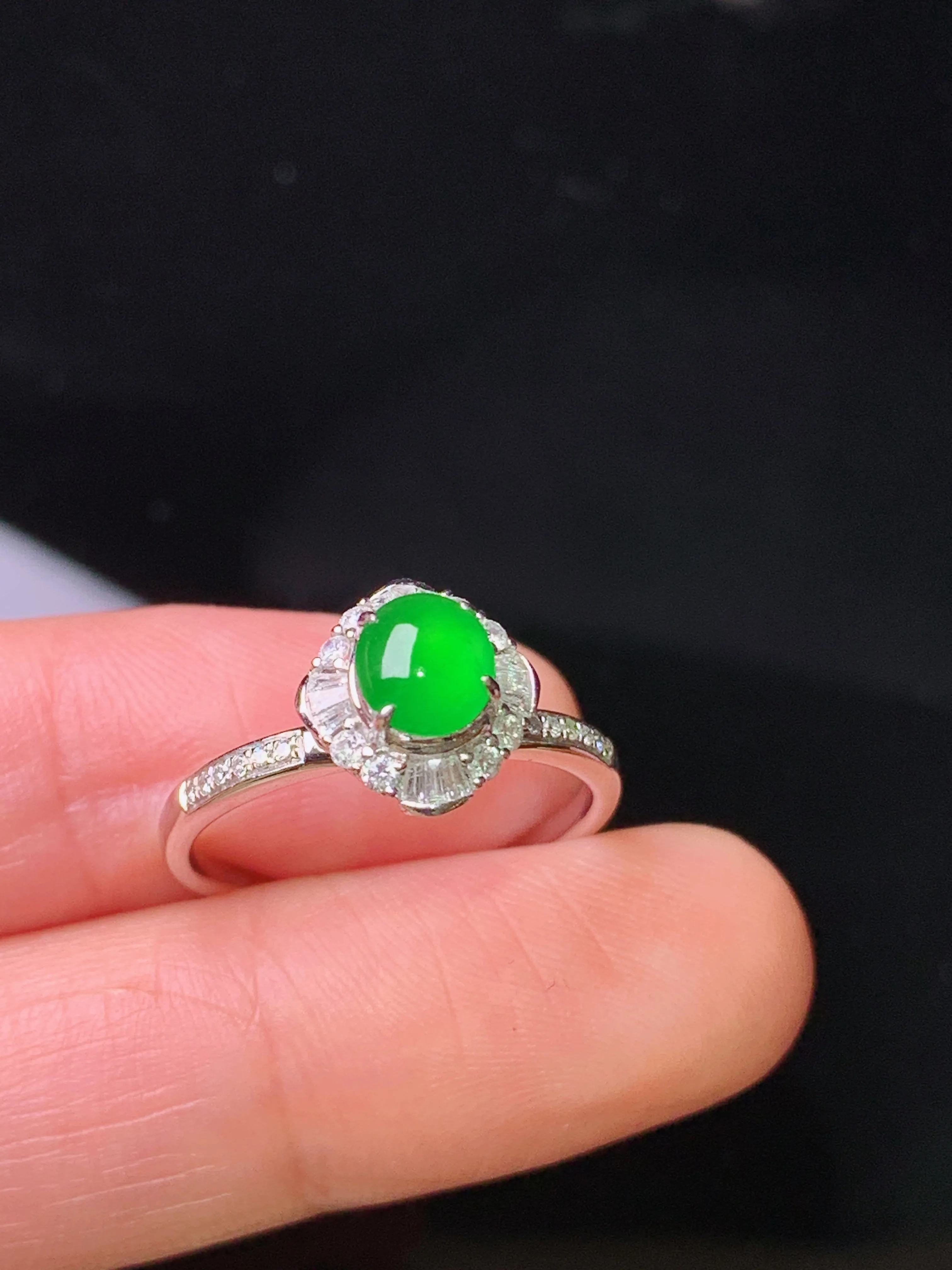 18k金钻镶嵌满绿蛋面戒指 玉质细腻 色泽艳丽清新 圈口14.5 整体尺寸10*9.3*9.3