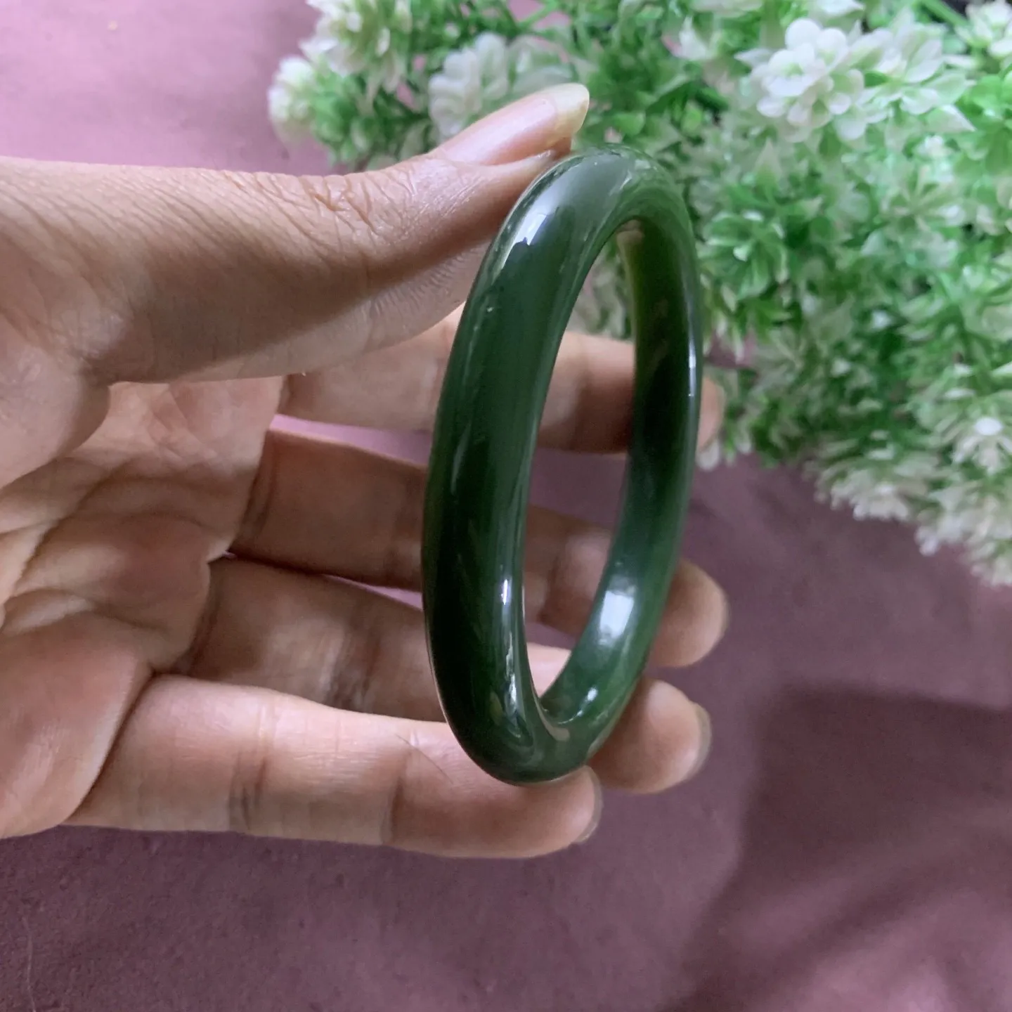 和田玉碧玉58圈口菠菜绿手镯！圈口58宽10重41.1克，玉质细腻油润 底色纯净 无裂无杂 脂粉好，品质好