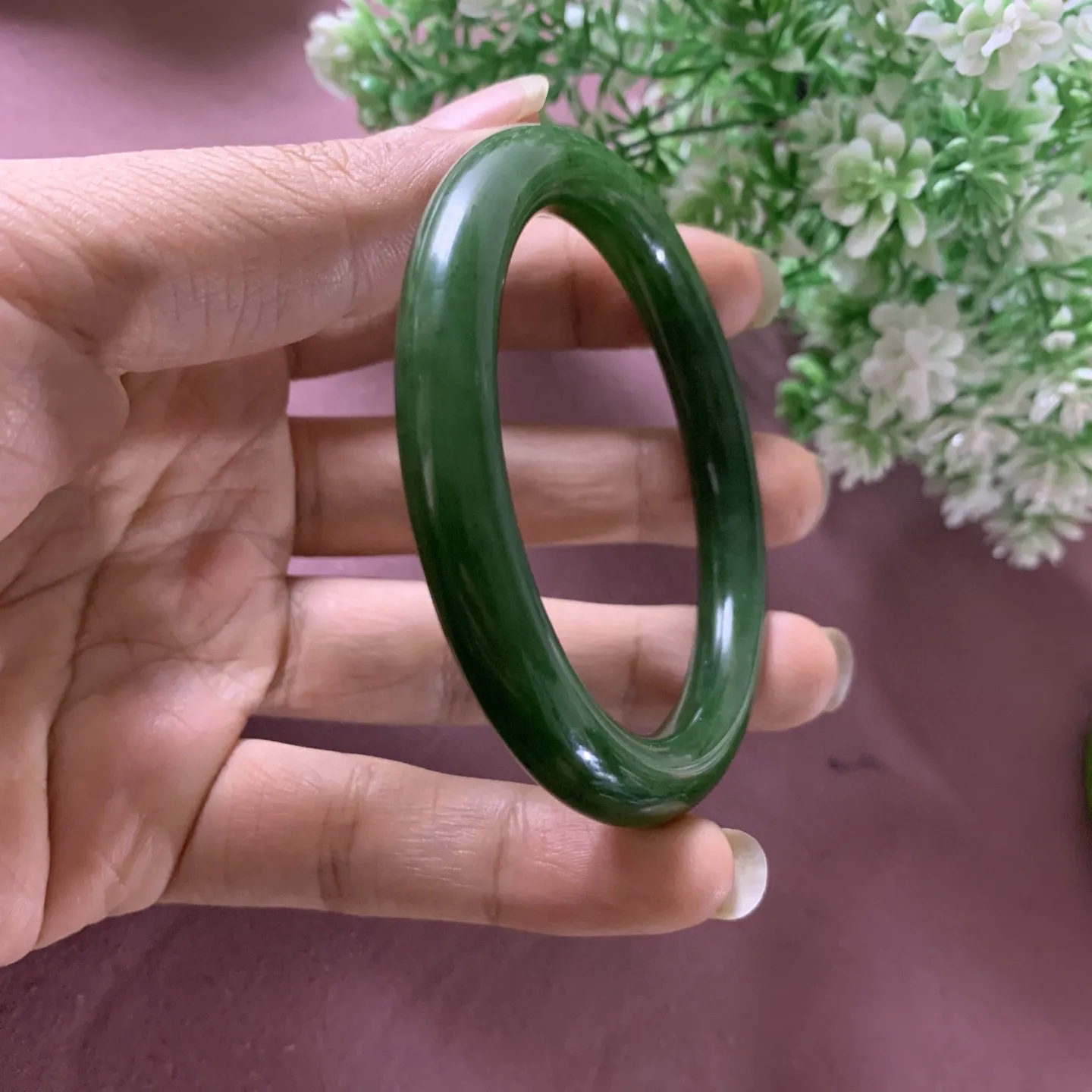 和田玉碧玉56圈口阳绿色圆条手镯，圈口56宽9.2玉质特细腻油润，高脂粉，高品质，萦绕腕间时，古韵不