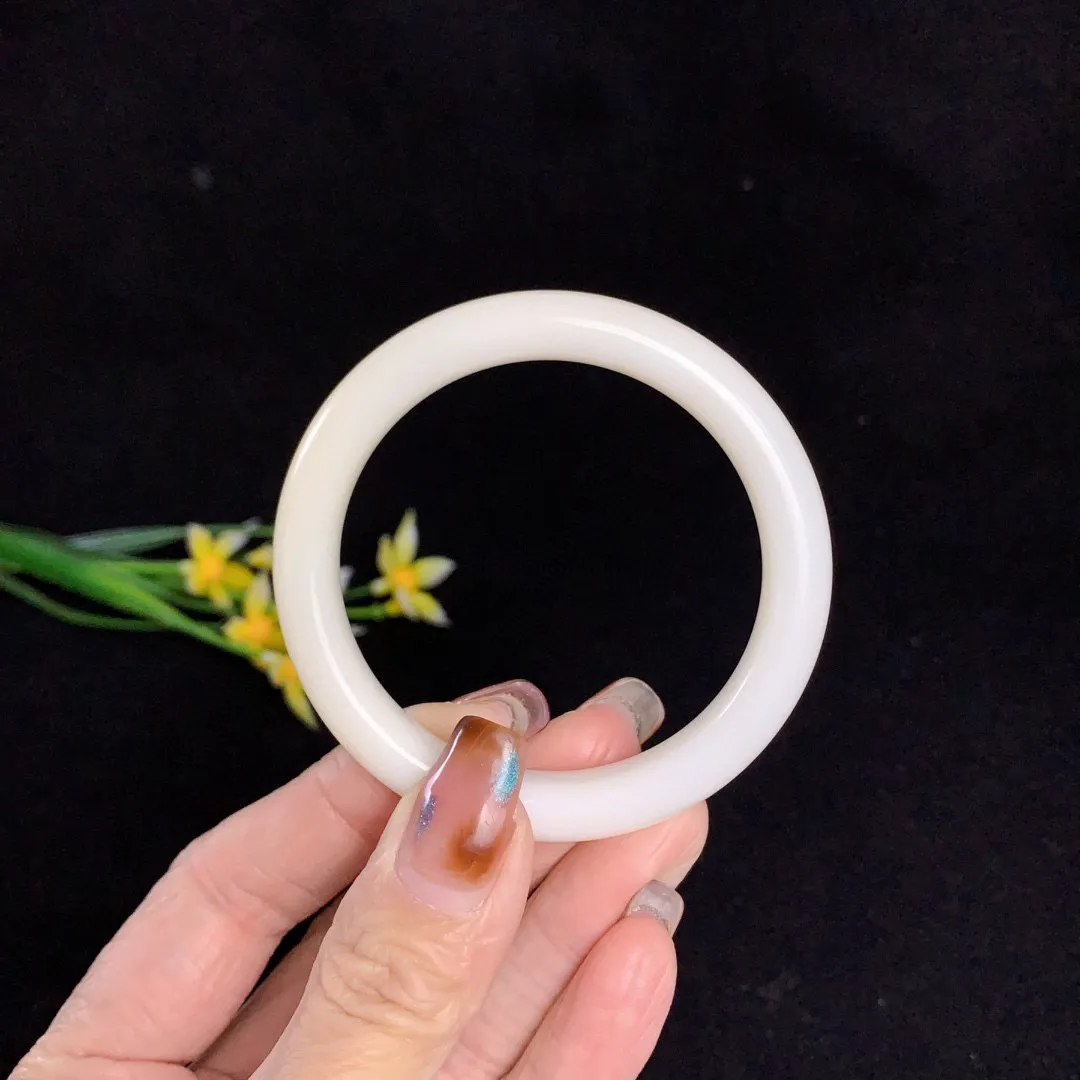 和田玉51圈口白玉手镯！玉质细腻油润 底色纯净 无裂无杂 脂粉好，品质好。