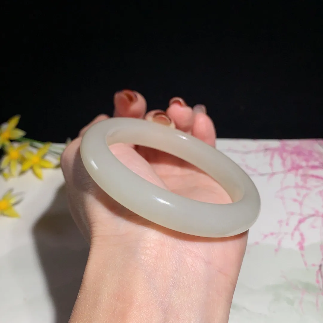 和田玉57圈口藕粉色手镯！玉质细腻油润 底色纯净 无裂无杂 脂粉好，品质好