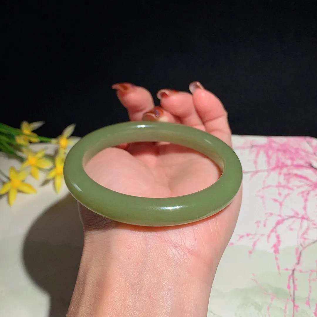 黄口料！和田玉60.5圈口黄口料手镯，玉质细腻油润 底色纯净 无裂无杂 脂粉好，品质高！