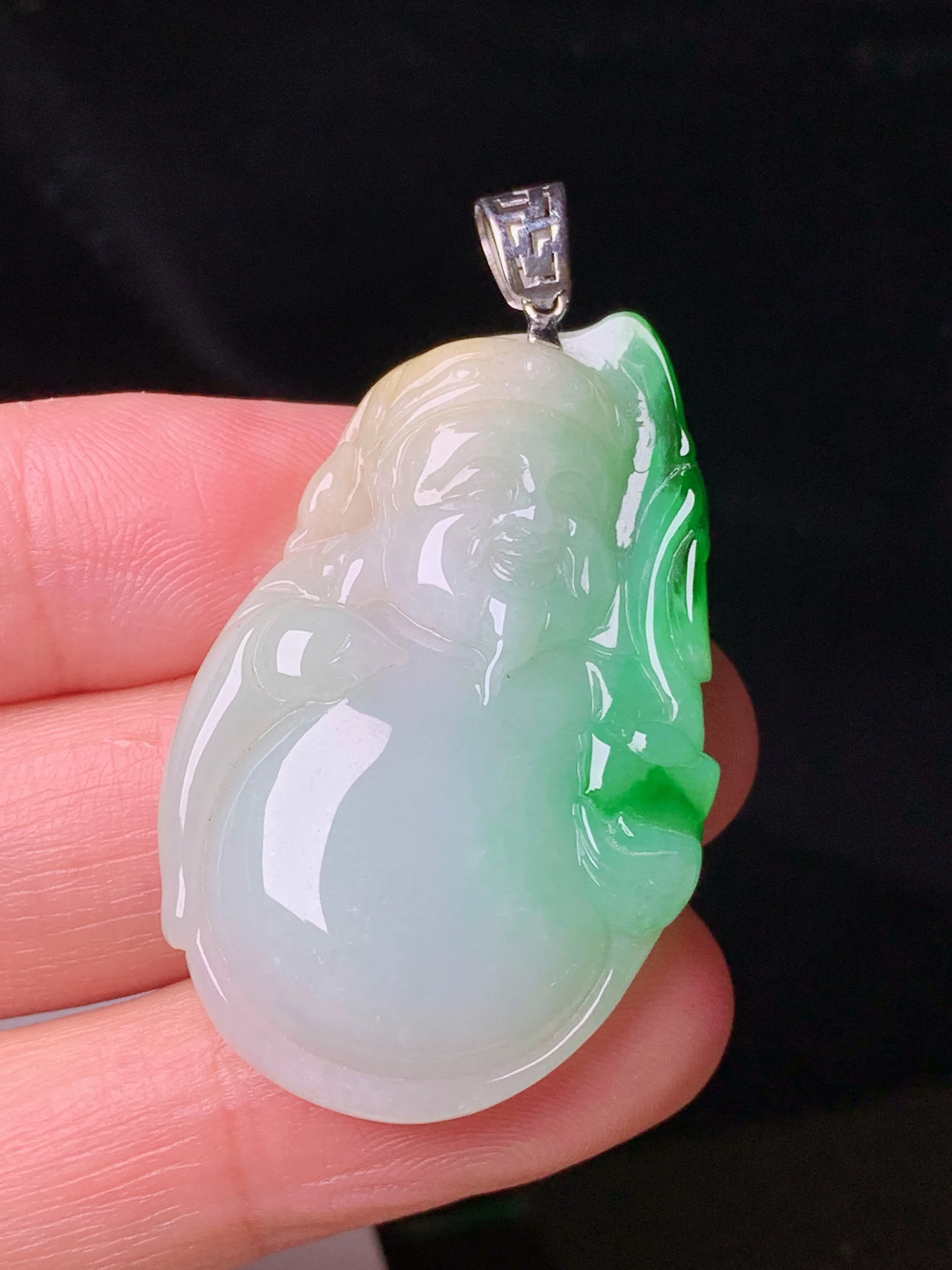 飘黄绿财神吊坠 玉质细腻 色泽艳丽清新 整体尺寸46.5*24.3*5.8