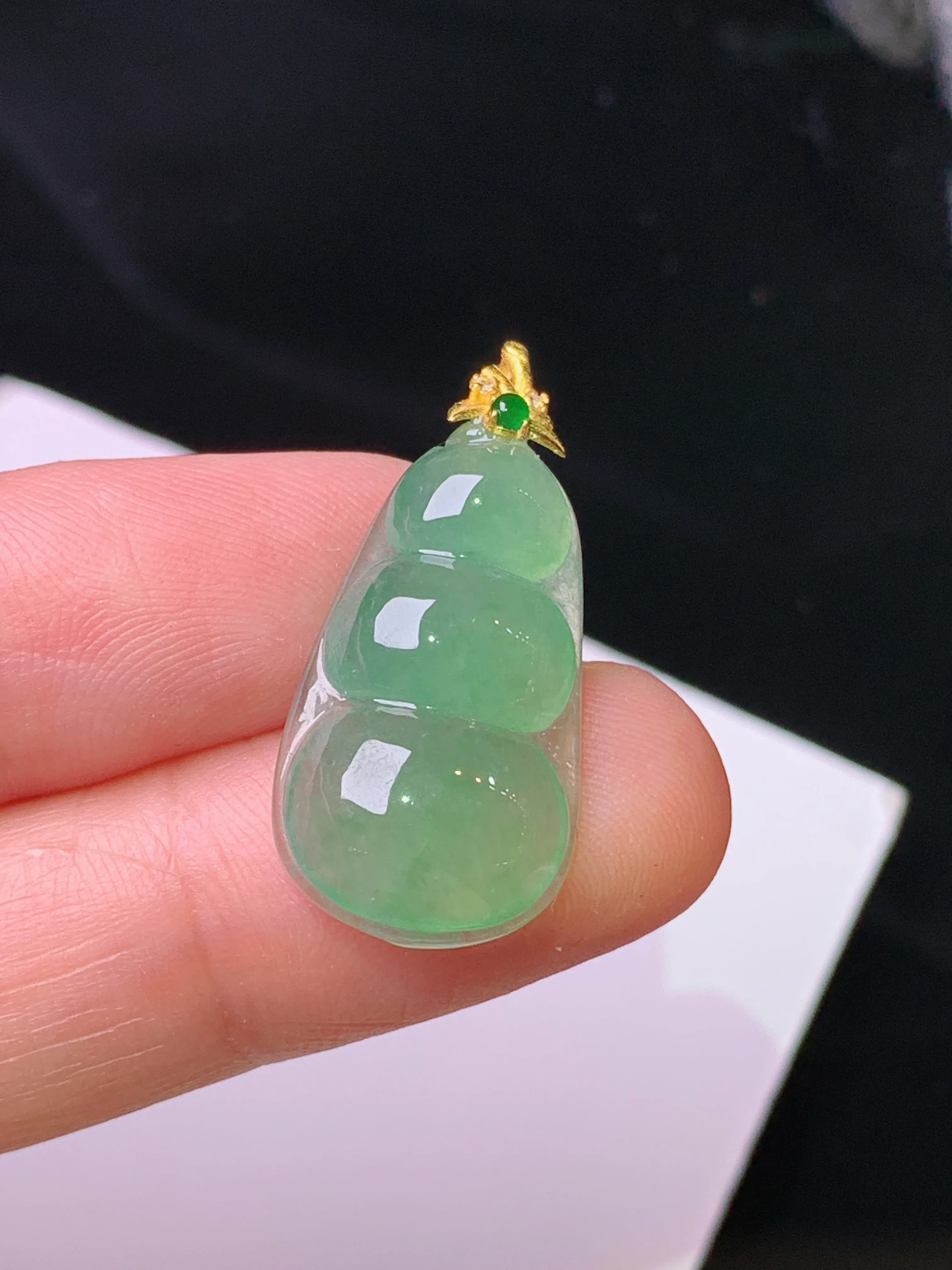 18k金镶嵌晴绿四季豆吊坠 玉质细腻 色泽艳丽清新 整体尺寸28.5*13*4.8