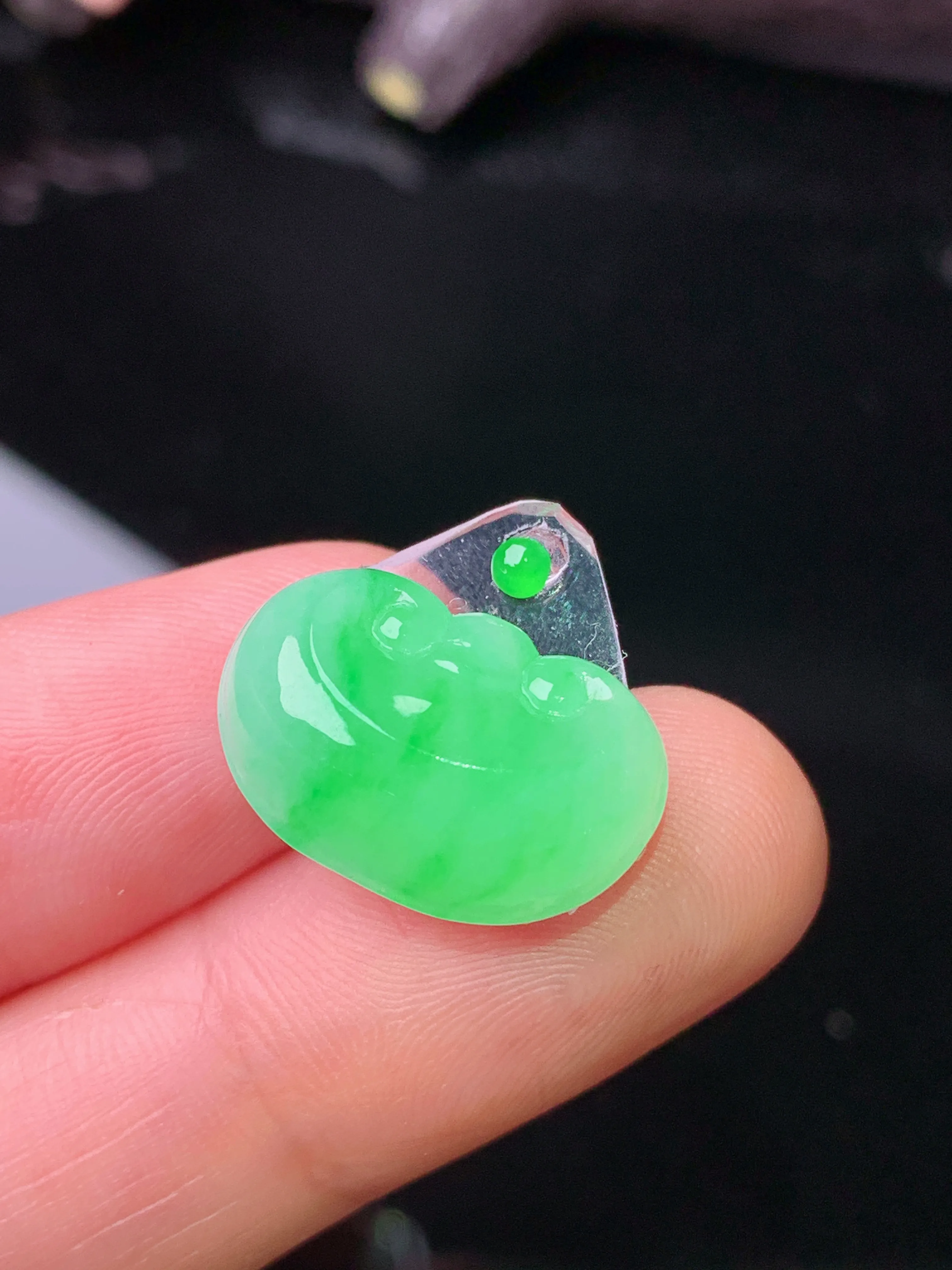 镶嵌款 翠绿如意吊坠 玉质细腻 色泽艳丽清新 整体尺寸11.2*17.5*6