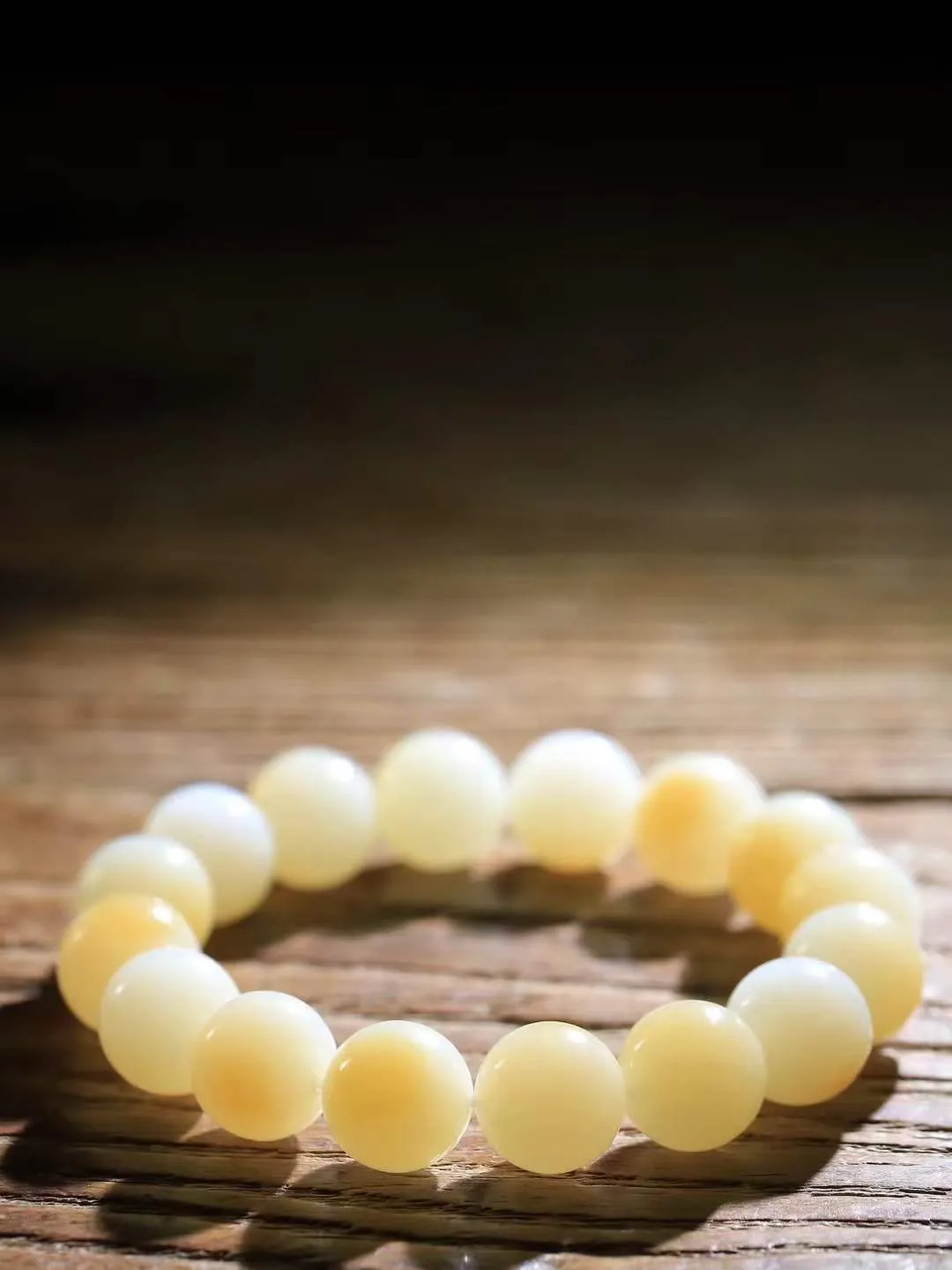 【珠圆玉润.手串】

精品和田玉糖白玉珠圆玉润手串 玉质温润细腻  整串打磨圆润，佩戴舒适。珠珠落玉盘，间关莺语花底滑，一生美好时光，无论身在何处，都有它相伴相守。事事顺遂，幸福美满，吉祥如意。重50.5克 尺寸取一12.1mm FDL-161102713