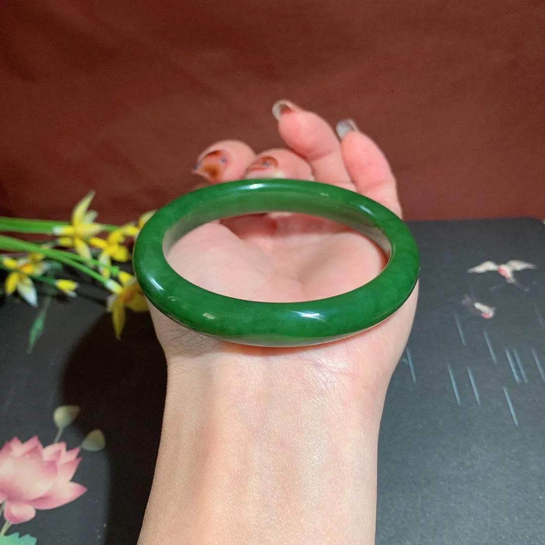 和田玉58.7圈口菠菜绿碧玉手镯！玉质细腻油润 底色纯净 无裂无棉 脂粉好，品质高