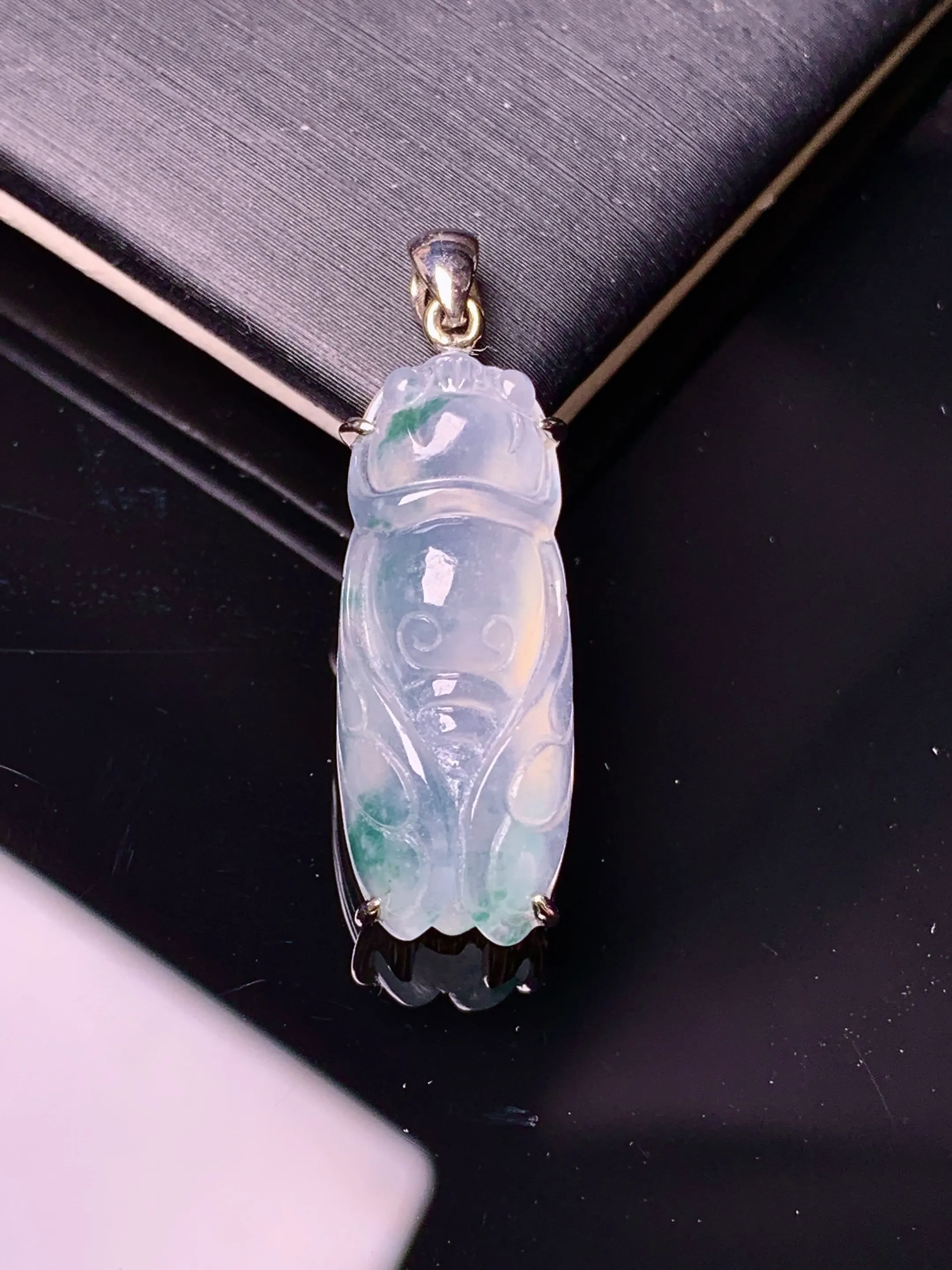 18k金镶嵌飘绿金蝉吊坠 玉质细腻 色泽艳丽清新 整体尺寸29.5*9.2*5.8