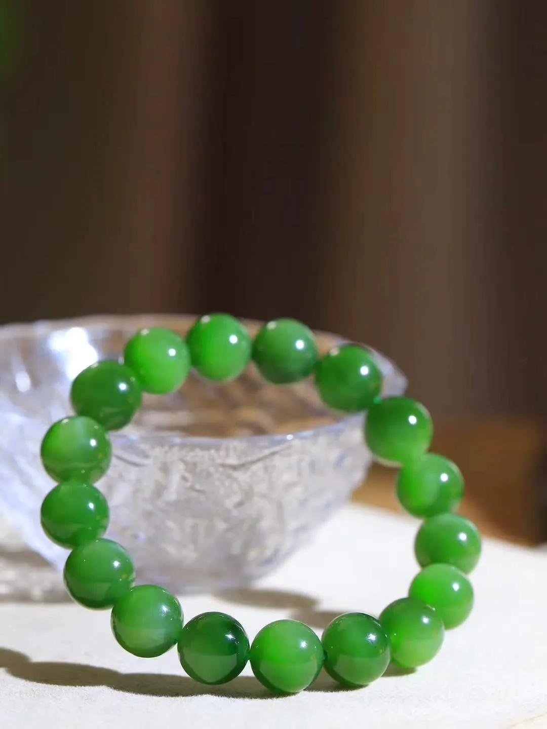 【珠圆玉润.手串】

精品和田玉碧玉微猫眼珠圆玉润手串 玉质温润细腻  整串打磨圆润，佩戴舒适。珠珠落玉盘，间关莺语花底滑，一生美好时光，无论身在何处，都有它相伴相守。事事顺遂，幸福美满，吉祥如意。重47.2克   尺寸取一11.4mm   FDL-691152700