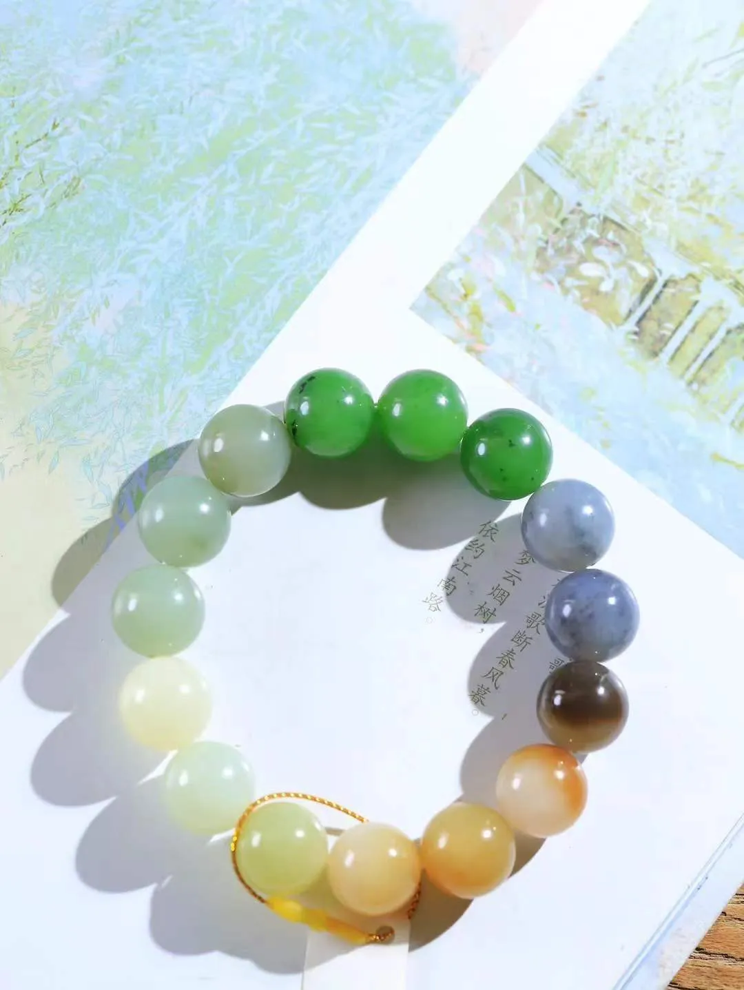 【多宝手串】

精选和田玉多宝手串，每一颗玉石都凝聚自然的灵气与岁月的沉淀，寓意福禄寿喜，守护您的平安与幸福。佩戴它，感受千年玉文化的温润与优雅。重65.4克  尺寸取一14.3mm  561102639A