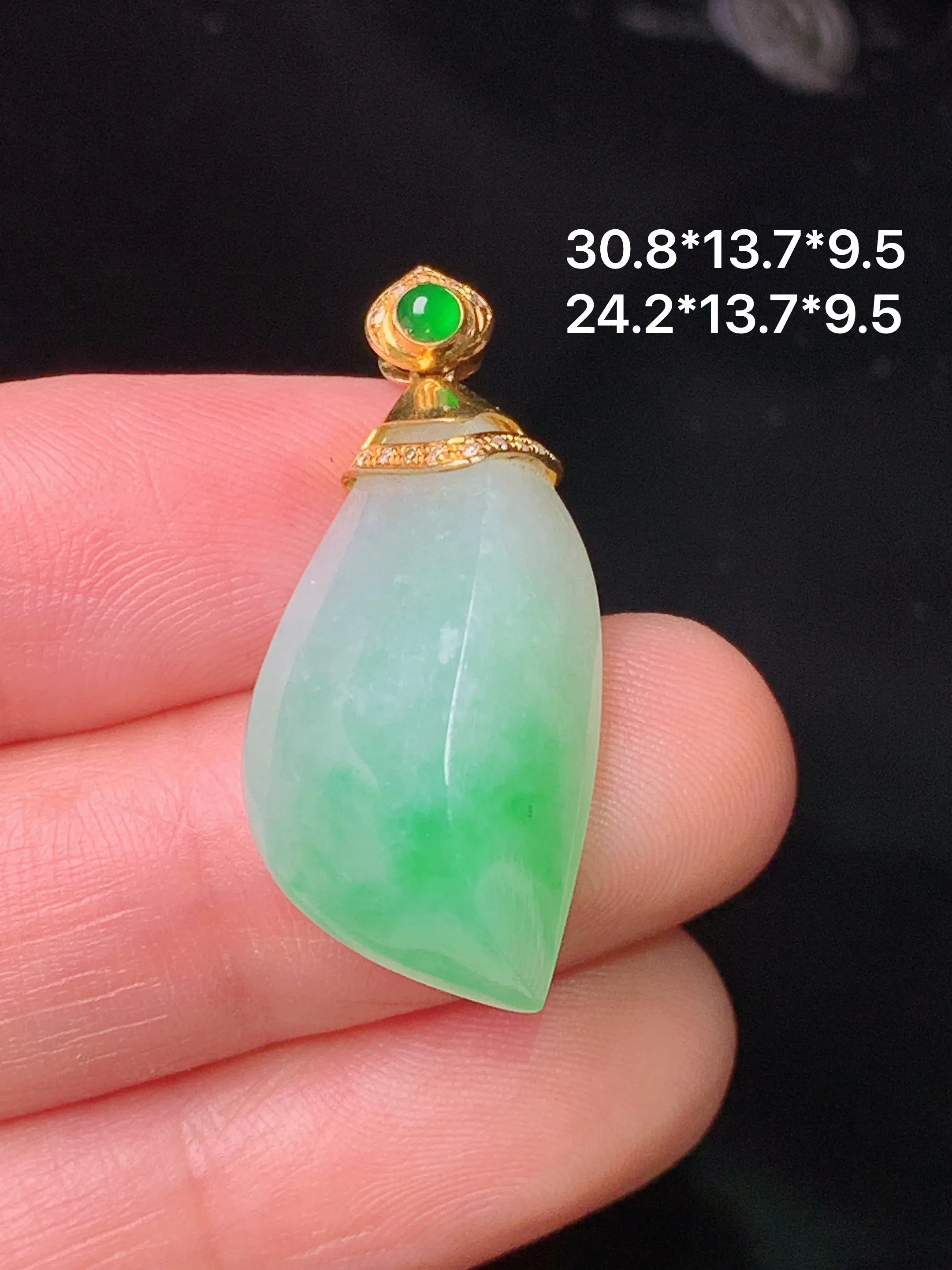 18k金钻镶嵌飘绿随形吊坠 玉质细腻 色泽艳丽清新 整体尺寸30.8*13.7*9.5
