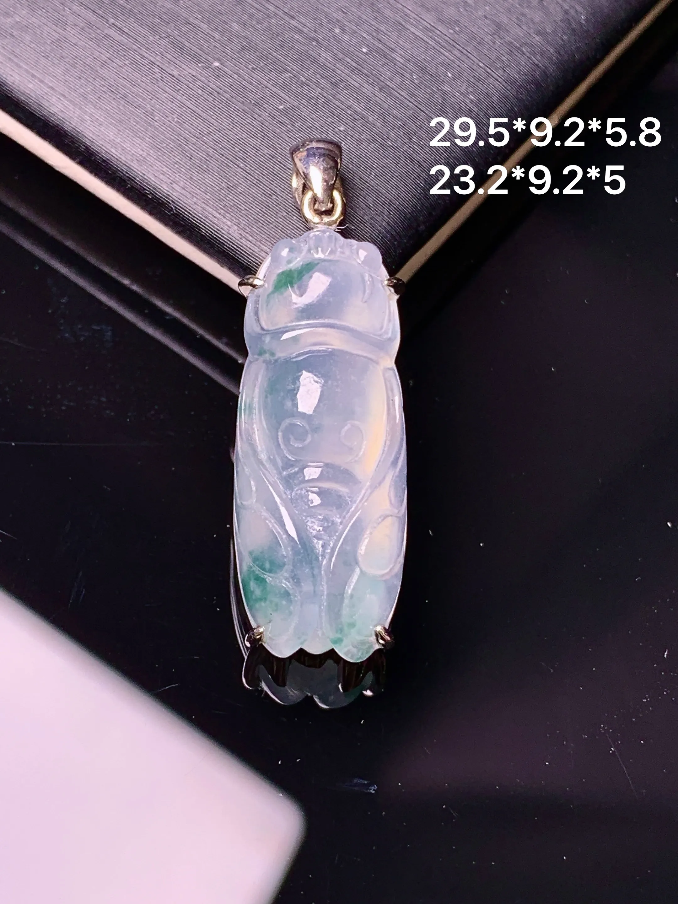 18k金镶嵌飘绿金蝉吊坠 玉质细腻 色泽艳丽清新 整体尺寸29.5*9.2*5.8