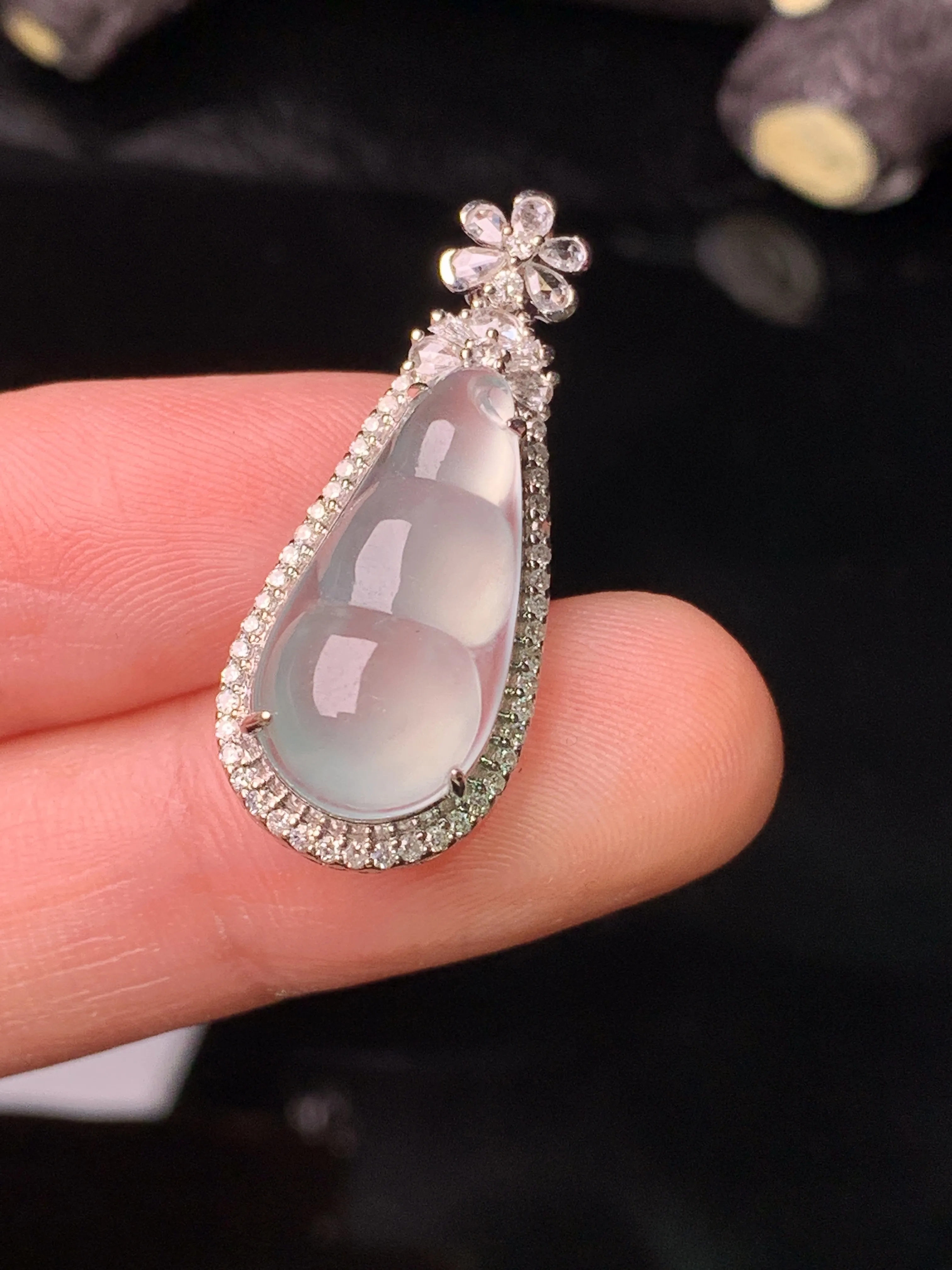 18k金钻镶嵌冰种四季豆吊坠 玉质细腻 色泽艳丽清新 整体尺寸30*12.2*9