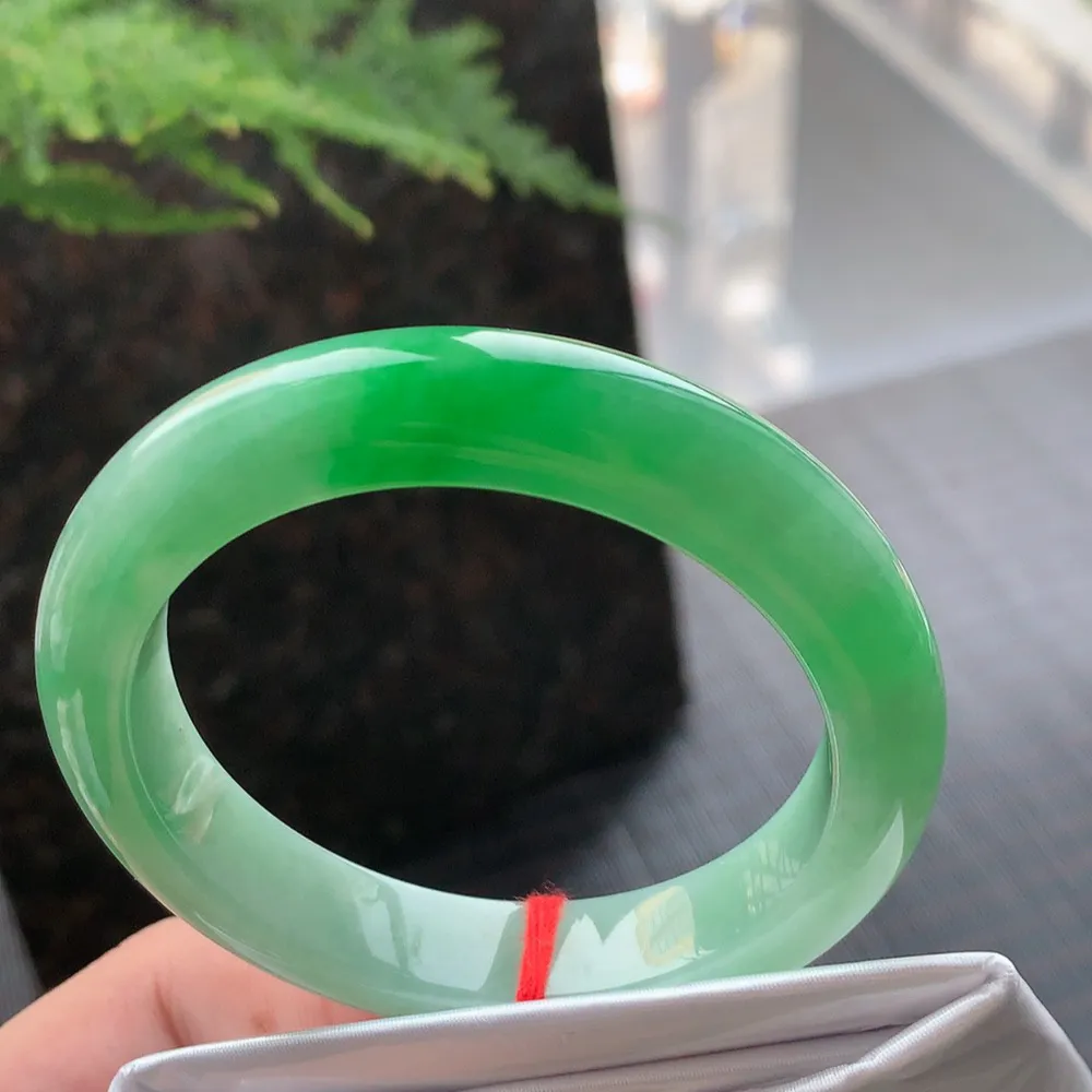 正圈冰糯阳绿 无瑕 尺寸:52.4/11.4/8.5 色好