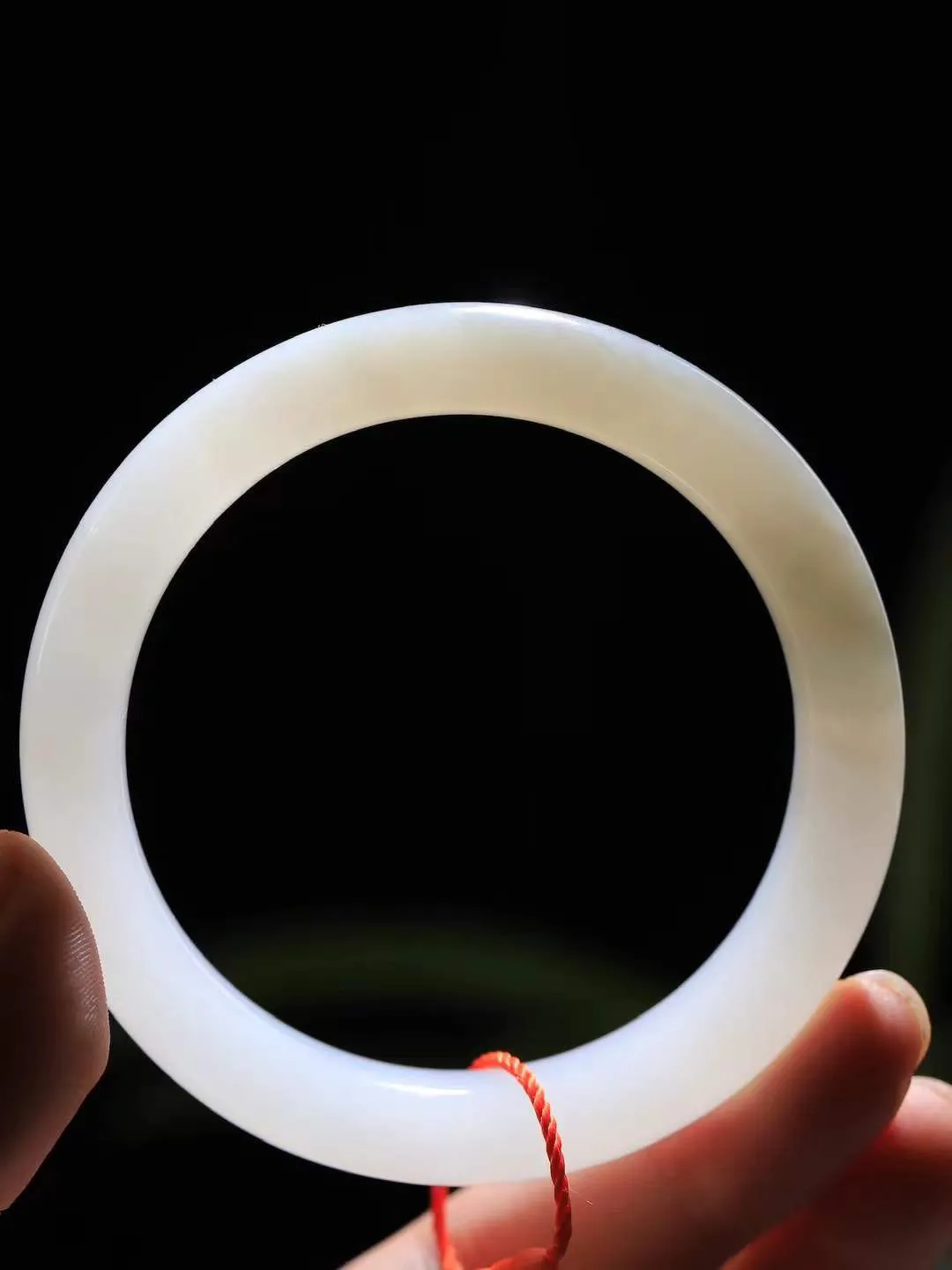 【婉约佳人.手镯】

精品️和田玉白玉烟紫双色手镯 玉质温润细腻 油性十足 手感舒适，高华雅逸，线条流畅，简约大气，美自天成，素雅高贵。佩戴于腕间，婉约之美，举手投足间透出那份低调奢华。重56.4克 内径57mm  尺寸11.8-9.1mm   FDA-111102733