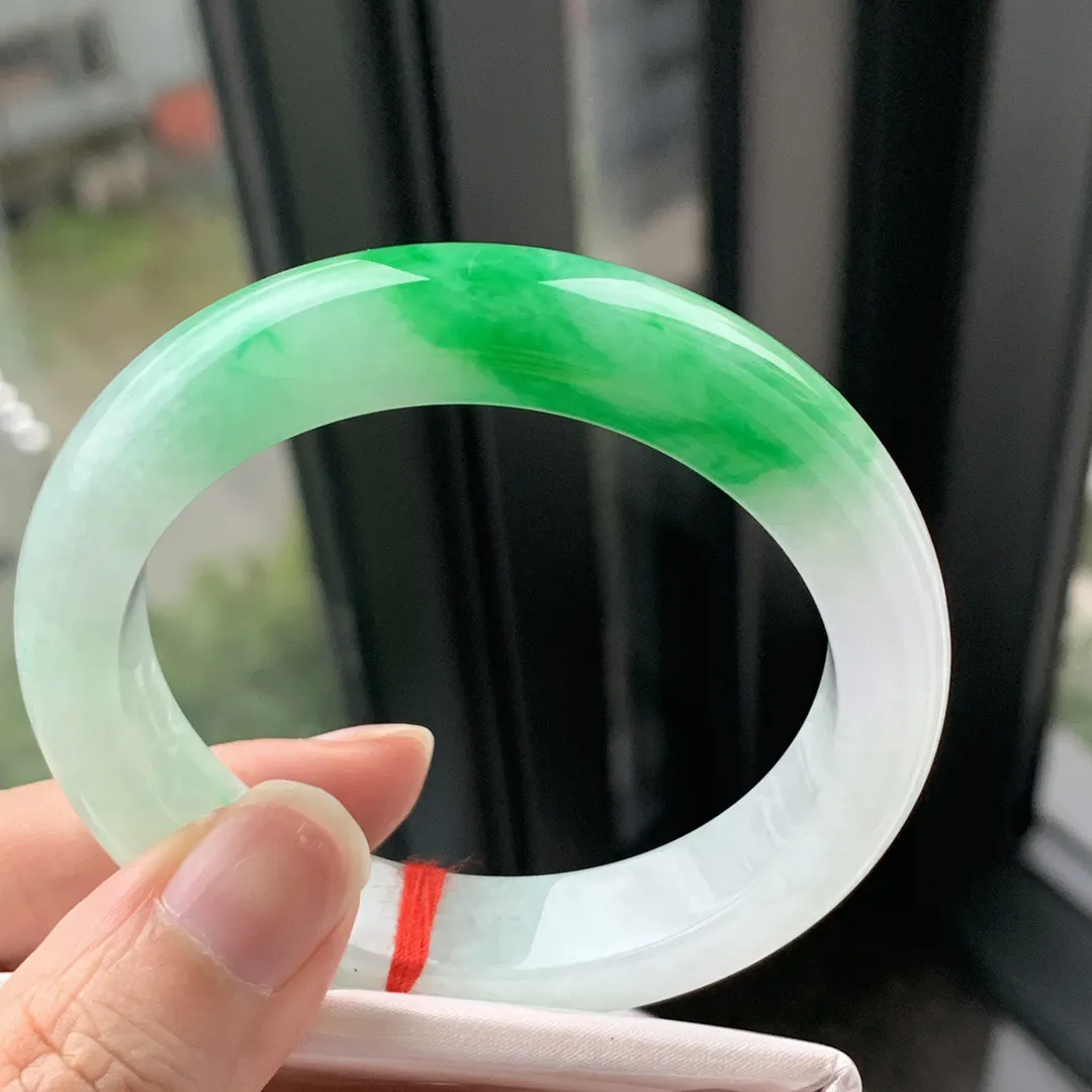 正圈帝王绿 微皮纹 尺寸:54.5/12.7/9  种色俱佳 色很好