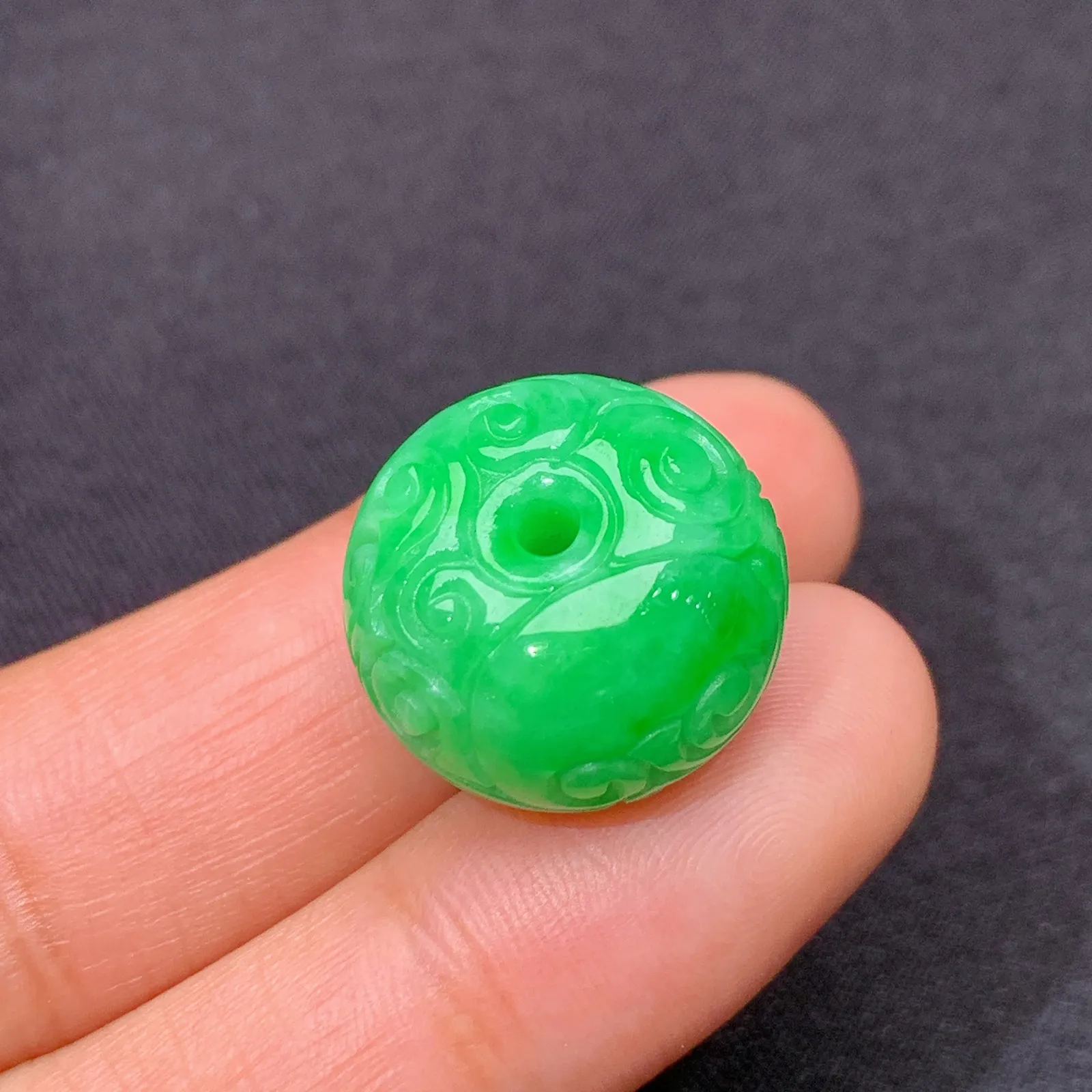 阳绿雕花平安扣，冰润色阳，玉质细腻，种水足 尺寸17*11.5